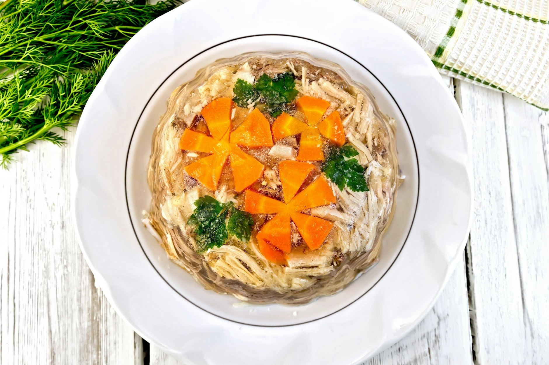 Hausgemachte Sülze wie bei Oma gehört zu den leckersten Gerichten der deutschen Küche – wenn sie denn mit einem ordentlichen Rezept zubereitet wird.