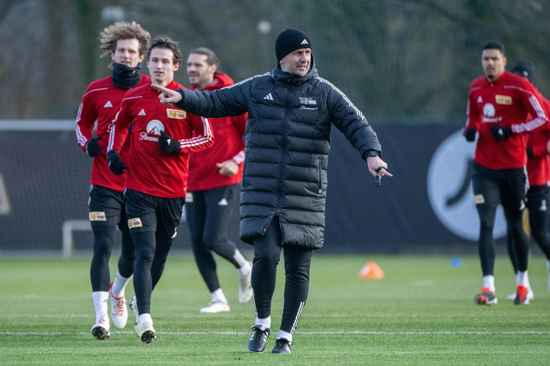 Coach Nenad Bjelica dirigiert mit zwei spitzen Zeigefingern im Training seine Eisernen.