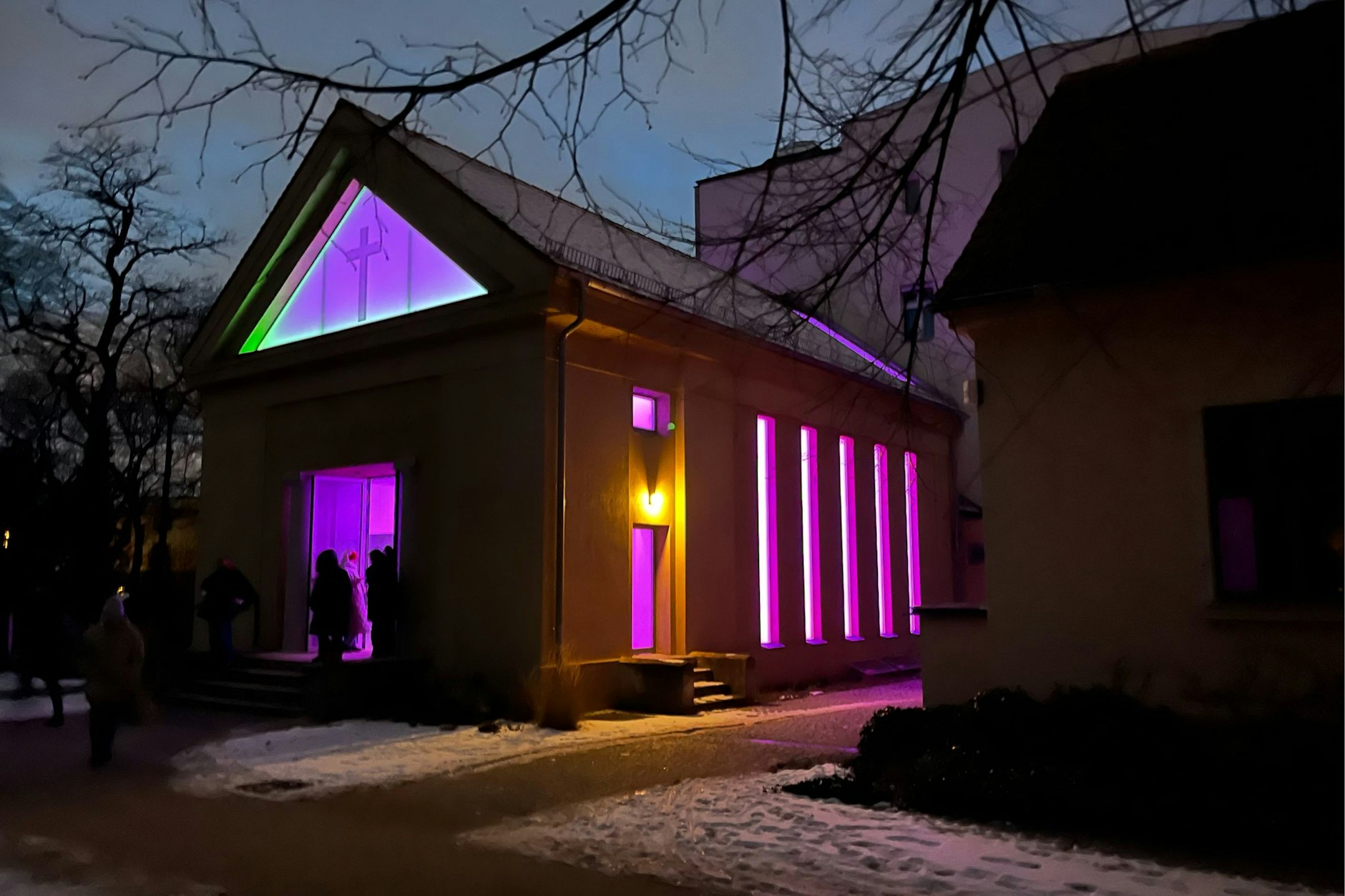 Haus von außen und nicht minder schön: die Friedhofskapelle mit dem turrellschen Lichtkunstwerk darinnen