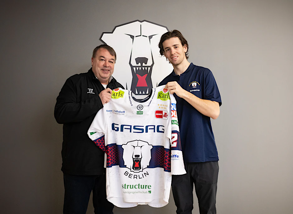 Eisbären-Sportdirektor Stephane Richer und Neuzugang Thomas Schemitsch halten das Trikot unterm Eisbären-Logo.