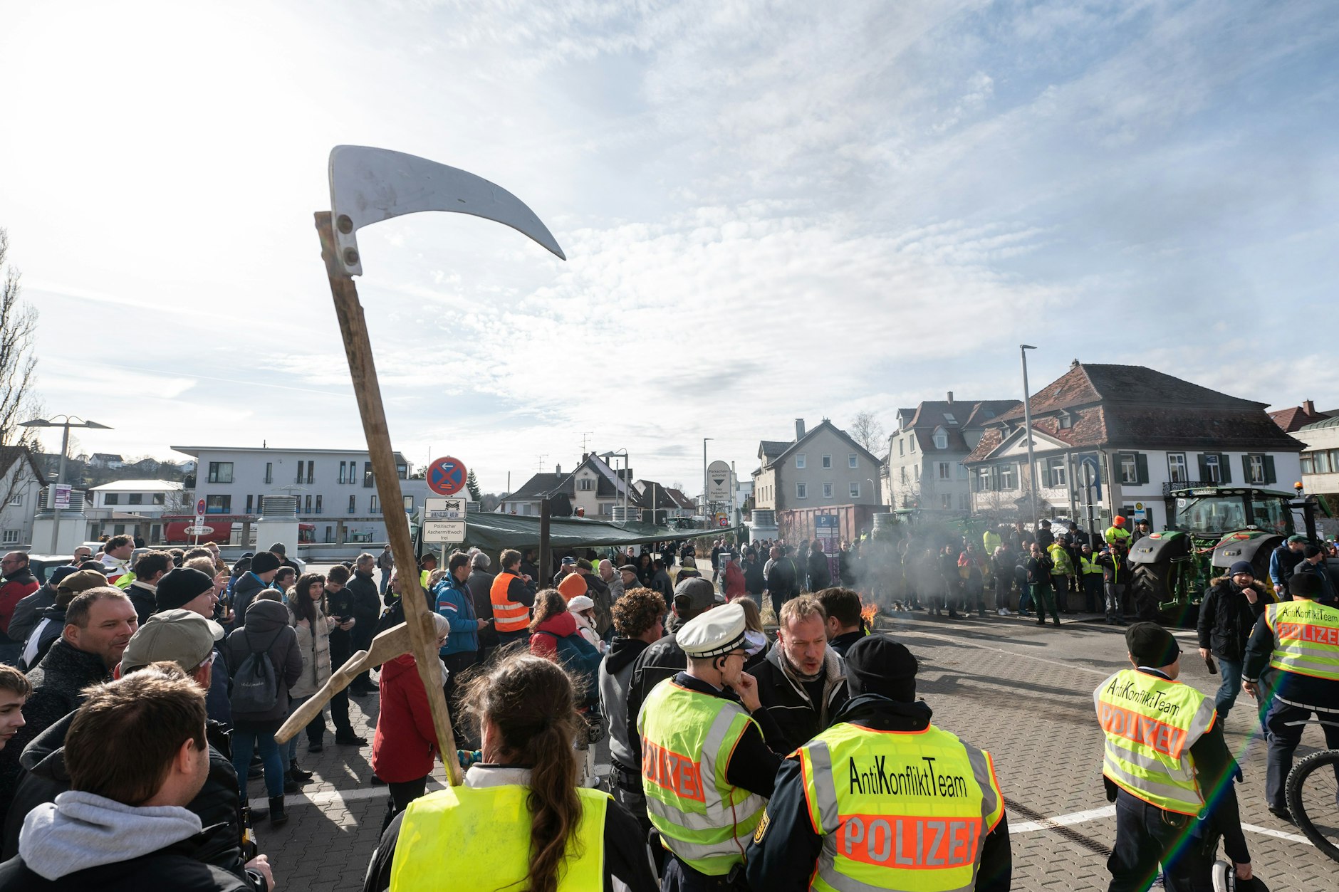 Bei den Protesten gegen eine Veranstaltung zum politischen Aschermittwoch der Grünen in Biberach ist es zu Ausschreitungen gekommen, bei denen auch Polizisten verletzt wurden.