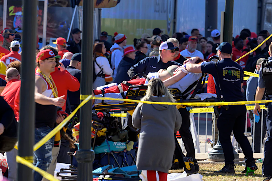 Eine verletzte Frau wird nach den Schüssen bei der Super-Bowl-Feier in Kansas City in einen Krankenwagen gebracht.