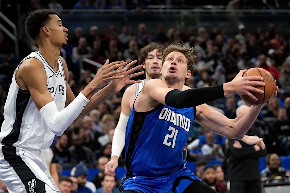 Orlandos Center Moritz Wagner (21) zieht gegen Spurs Center Victor Wembanyama (l) zum Korb.  