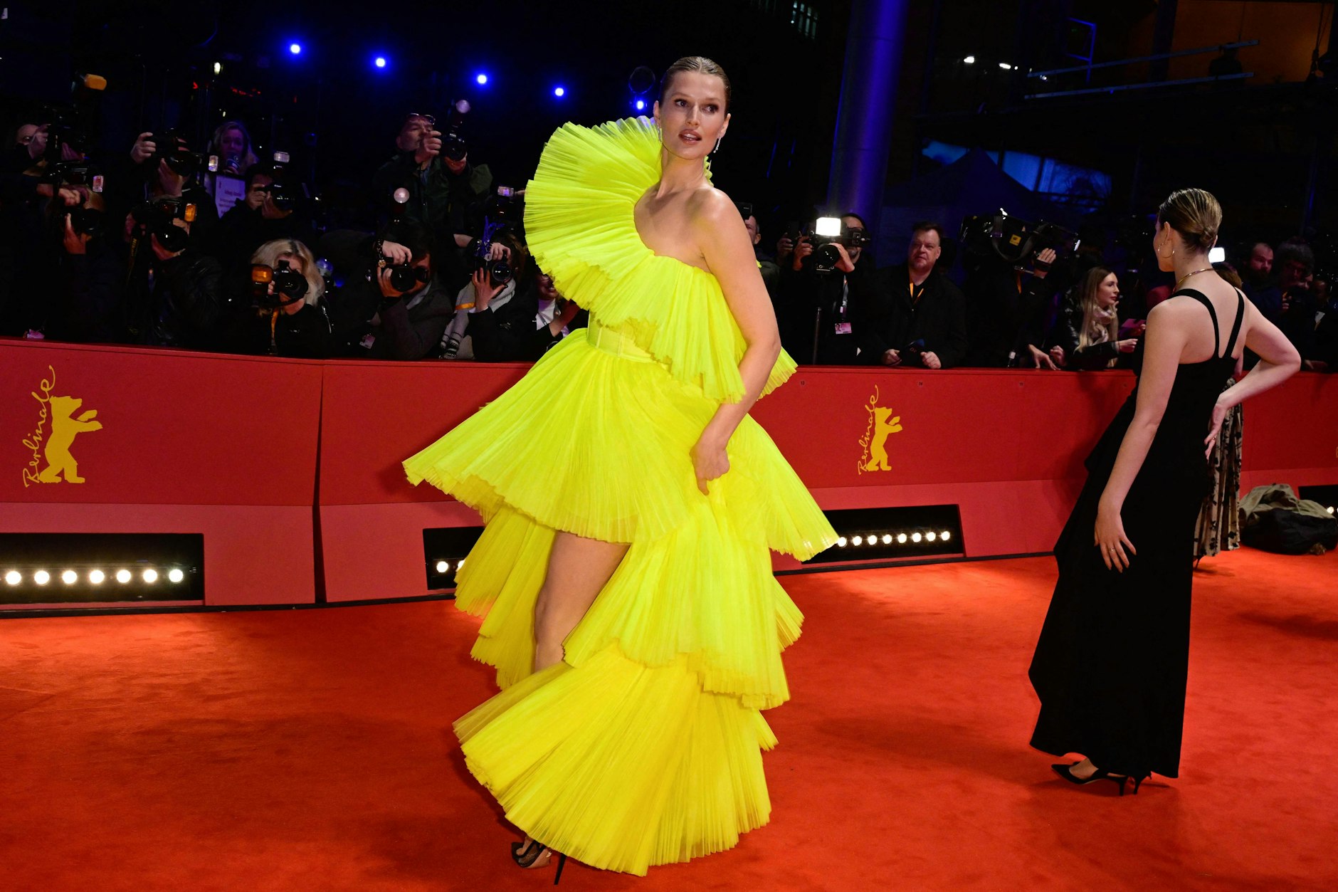 Das deutsche Modell Toni Garrn im wahrscheinlich auffälligsten Kleid