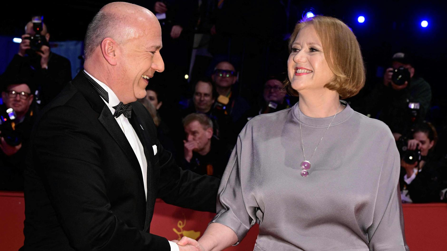 Der Regierende Bürgermeister von Berlin, Kai Wegner, begrüßt Bundesfamilienministerin Lisa Paus auf dem Berlinale-Teppich.