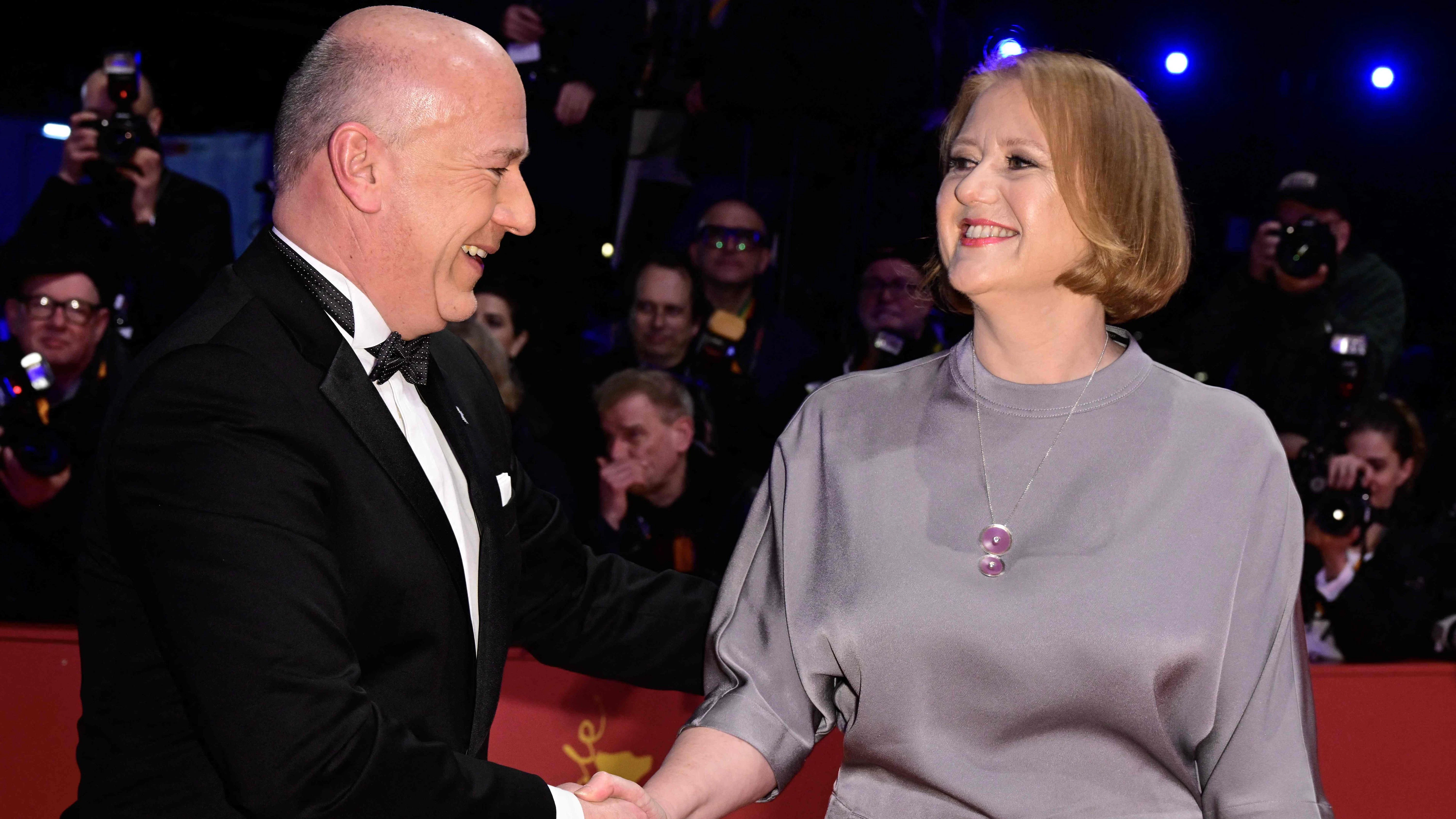 Der Regierende Bürgermeister von Berlin, Kai Wegner, begrüßt Bundesfamilienministerin Lisa Paus auf dem Berlinale-Teppich.