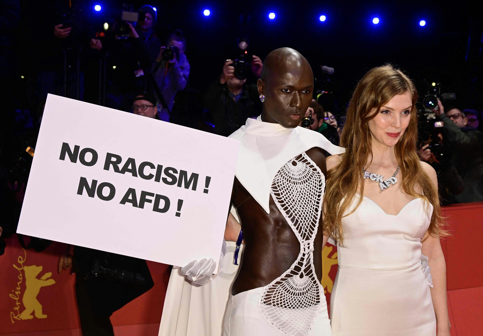 Der Protest gegen die AfD ist am Abend nicht zu übersehen: Das senegalesische Model Papis Loveday und Schauspielerin Pheline Roggan zeigen mit diesem Schild Haltung.