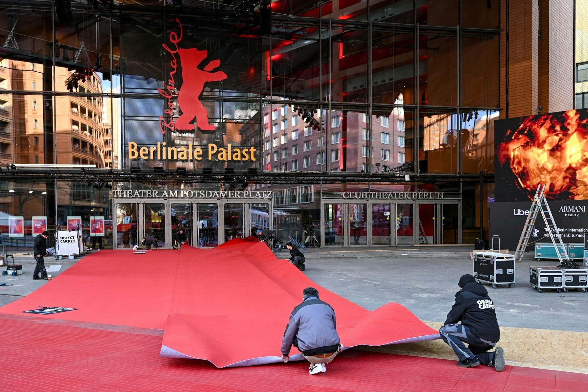 Vor dem Berlinale-Palast wird der rote Teppich ausgerollt.
