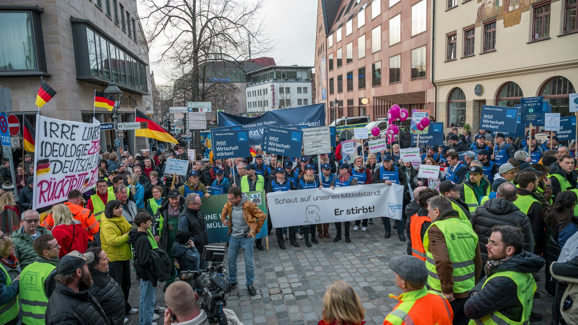 Etliche Demonstranten begrüßten Robert Habeck vor einer Veranstaltung in Nürnberg.