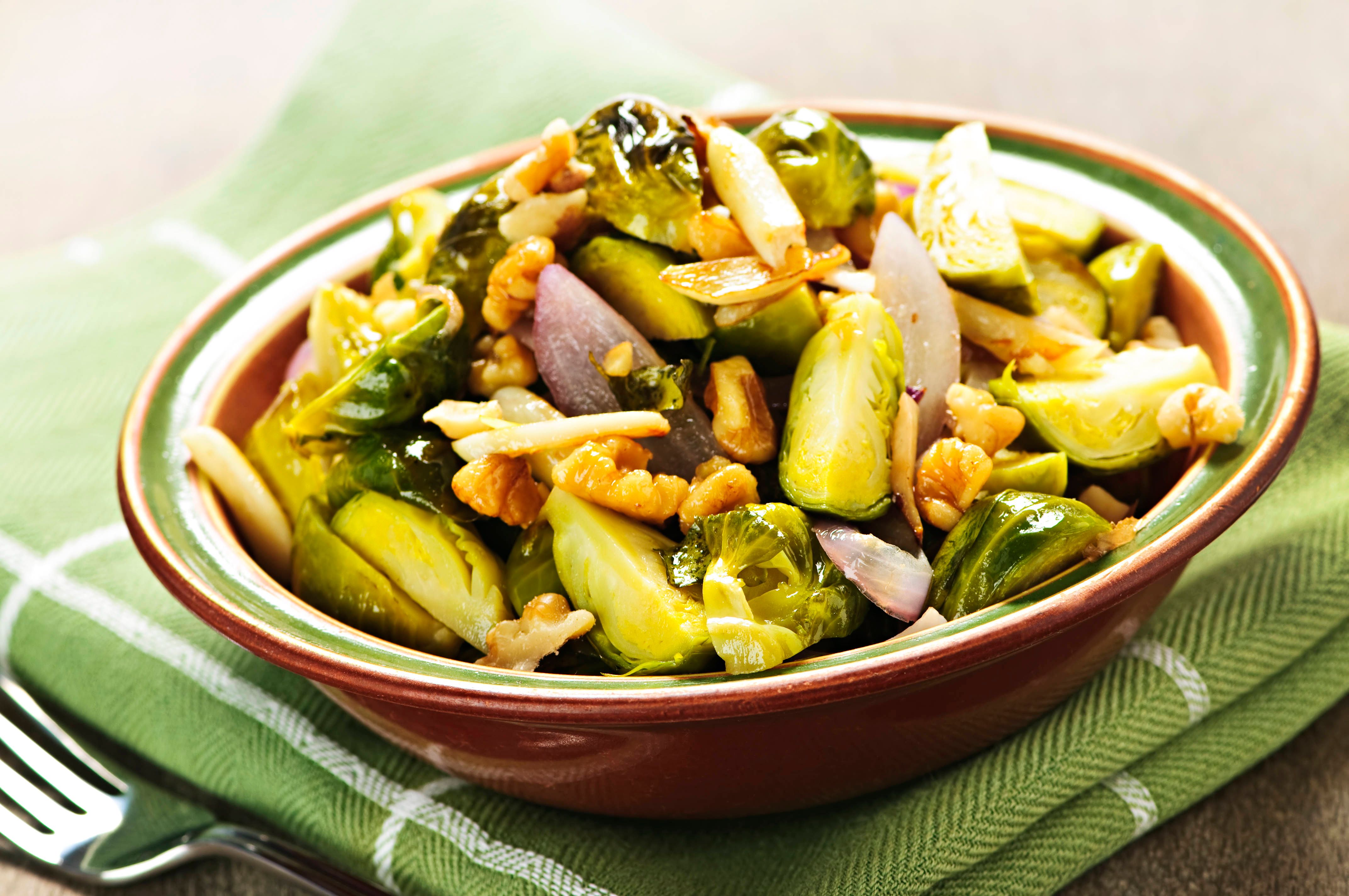 Geniales Rezept für gebratenen Rosenkohl mit Speck und Walnüssen – so einfach