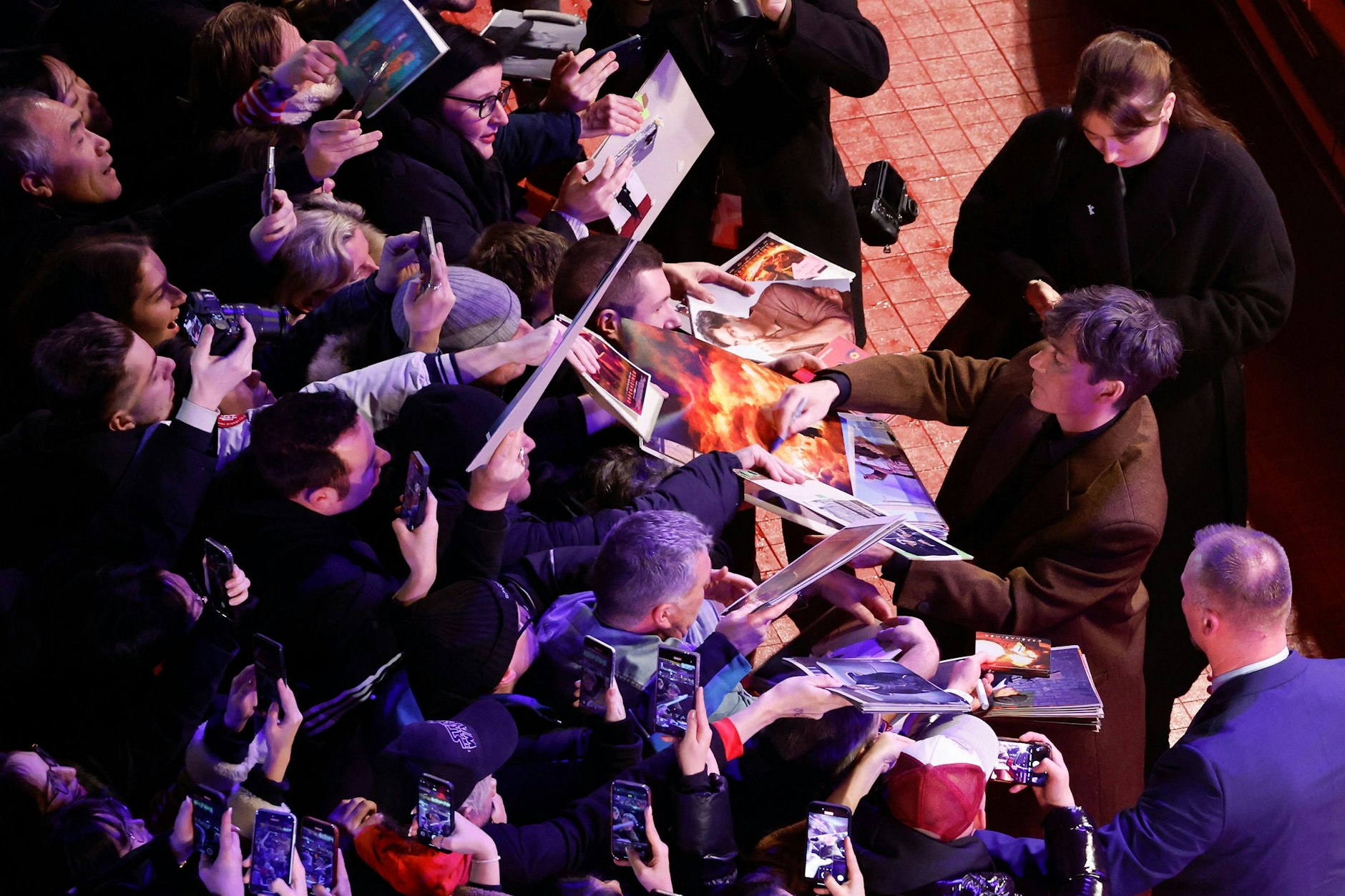 Berlinale 2024: Schauspiel-Star Cillian Murphy schreibt Autogramme für die zahlreichen Fans.