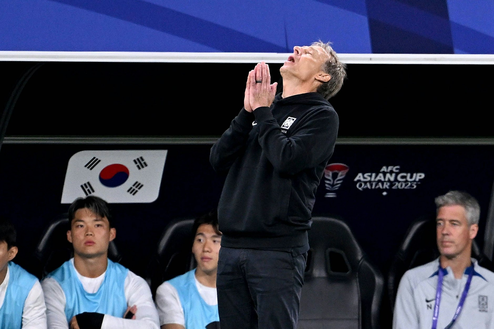 Herthas ehemaliger Kurzzeit-Trainer ist in Südkorea als Nationaltrainer gescheitert. Er blamierte sich bei der Asien-Meisterschaft gegen Jordanien.