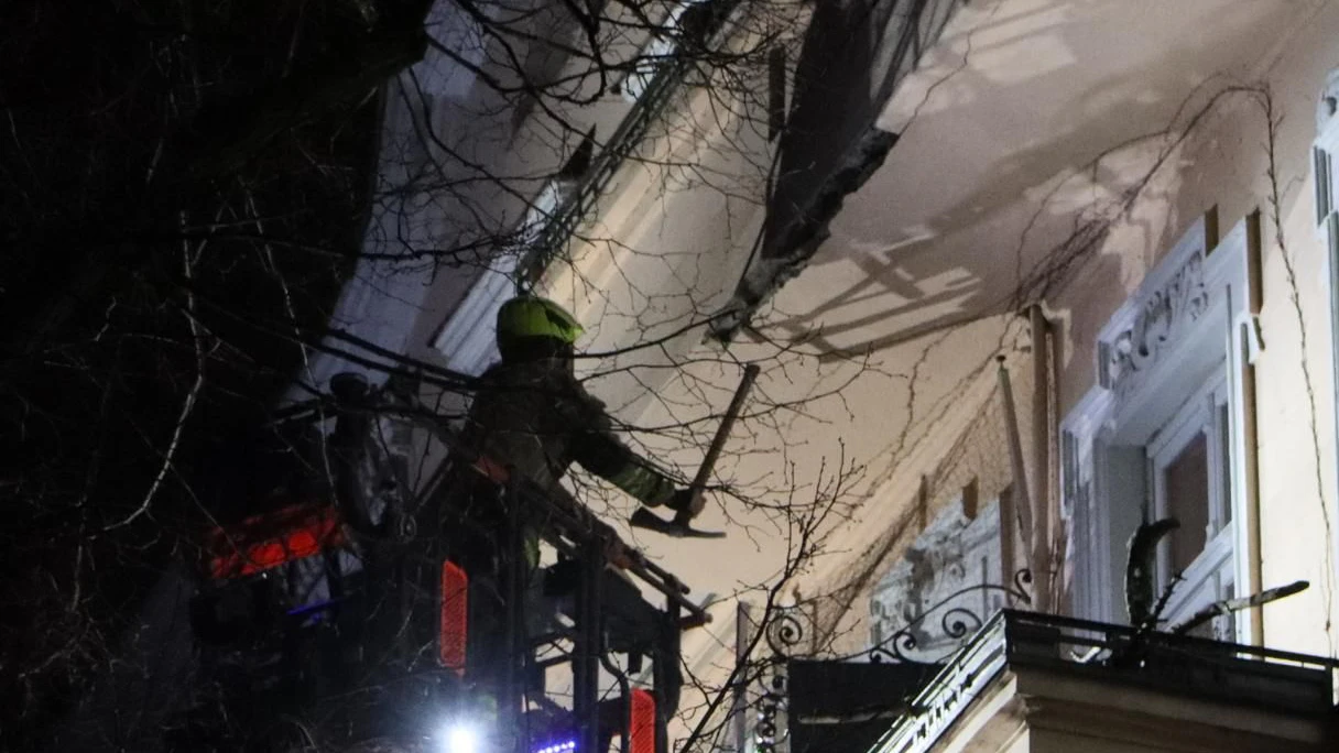 Zu Beginn des Feuerwehreinsatzes in Neukölln sah der Balkon noch halb so schlimm aus.