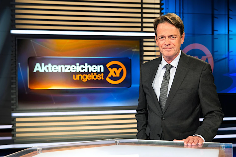 ARCHIV - ZDF-Moderator Rudi Cerne im Studio der Sendung «Aktenzeichen XY ... ungelöst».  