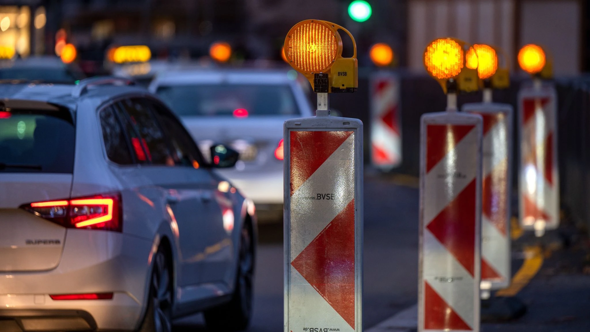 Autofahrer müssen auf den Straßen Berlins immer wieder mit Stau rechnen.