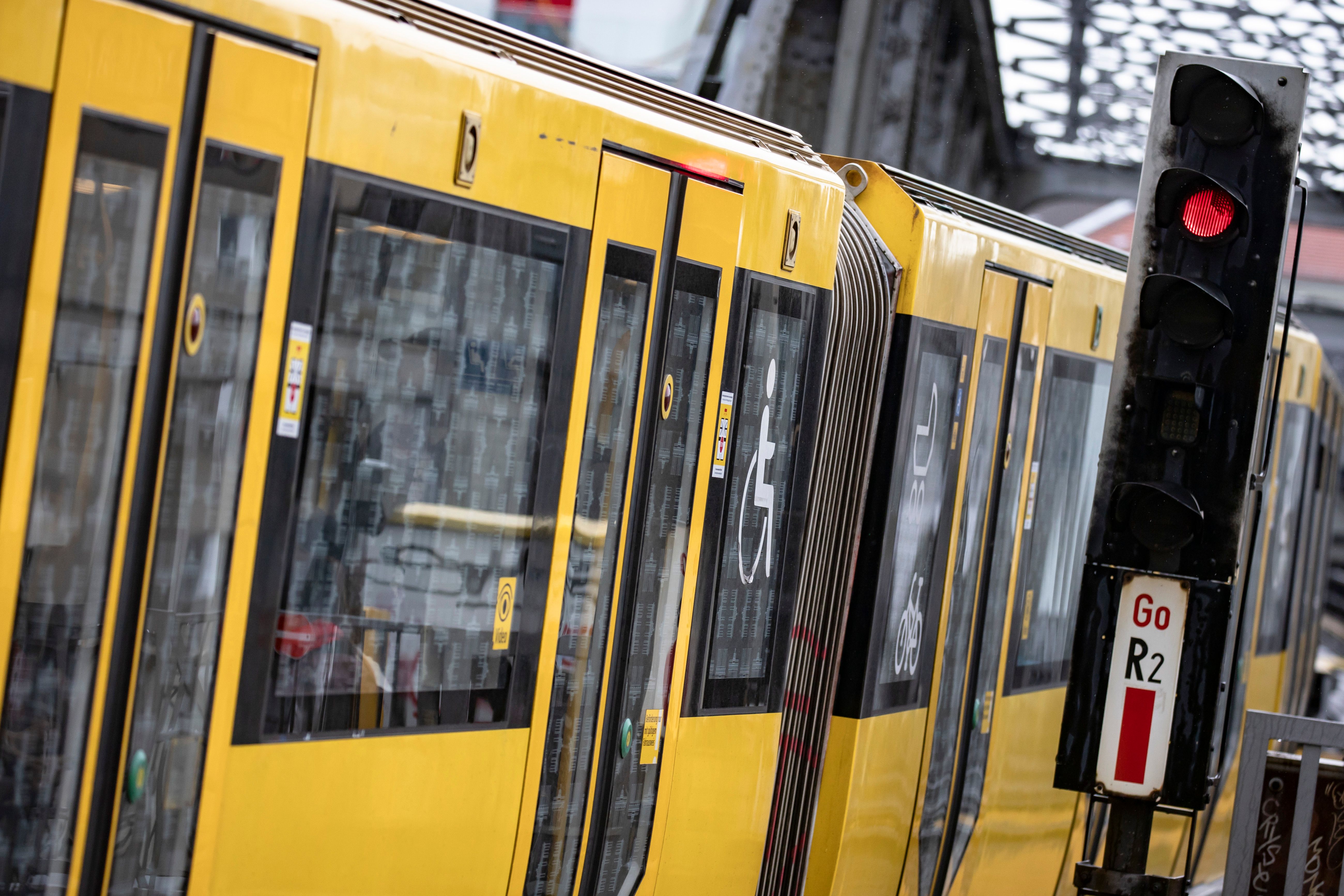 Gleisdreieck in Berlin: Unbekannte besprühen U-Bahn und bedrohen Fahrer mit Waffe