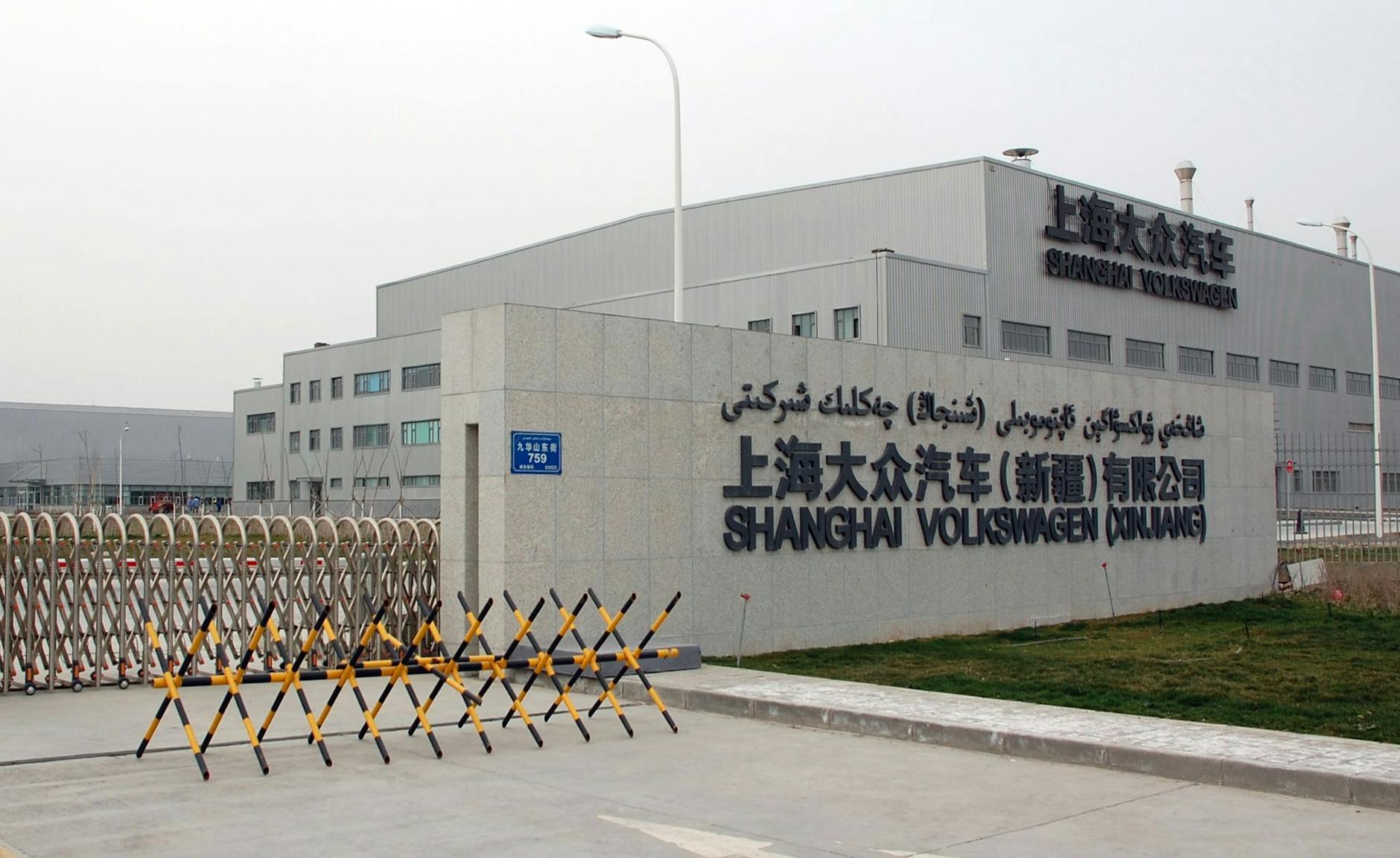 ARCHIV - Das Werk von Volkswagen in Urumqi.