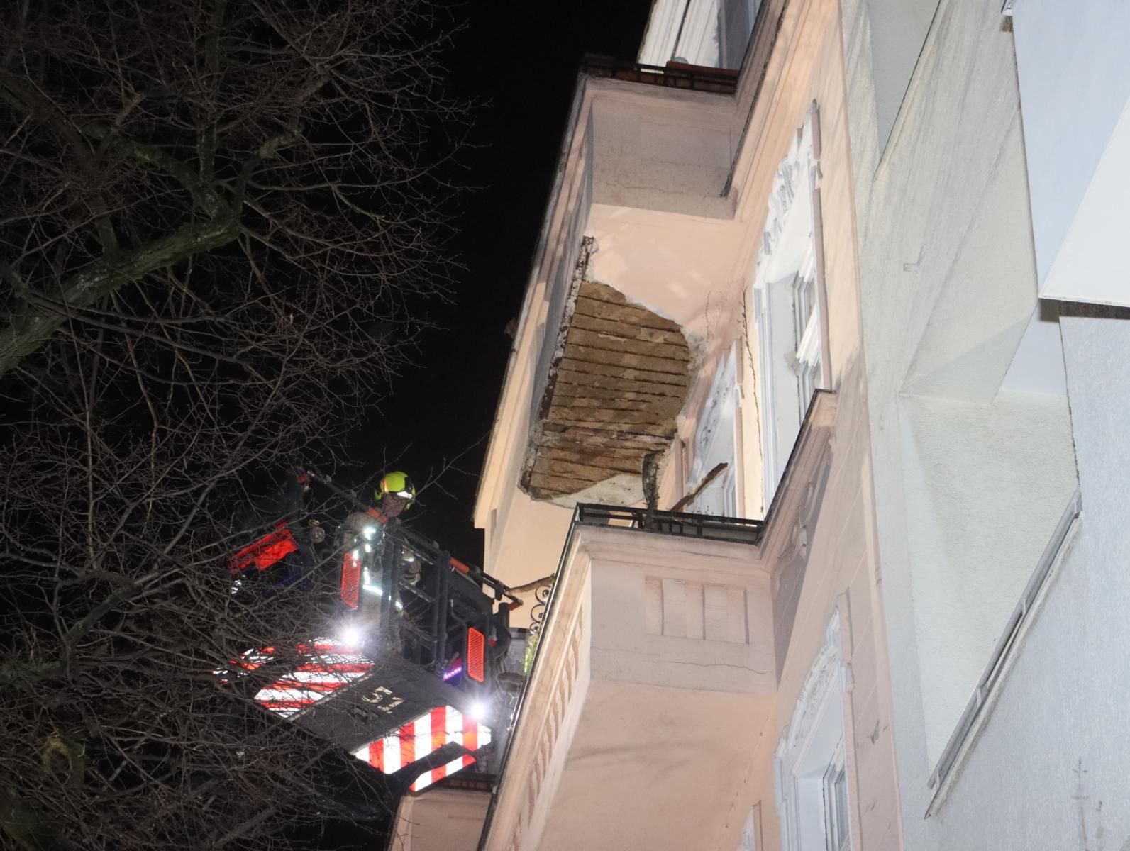 Berlin-Neukölln: Meterweise Putz kracht von Balkon auf Bürgersteig