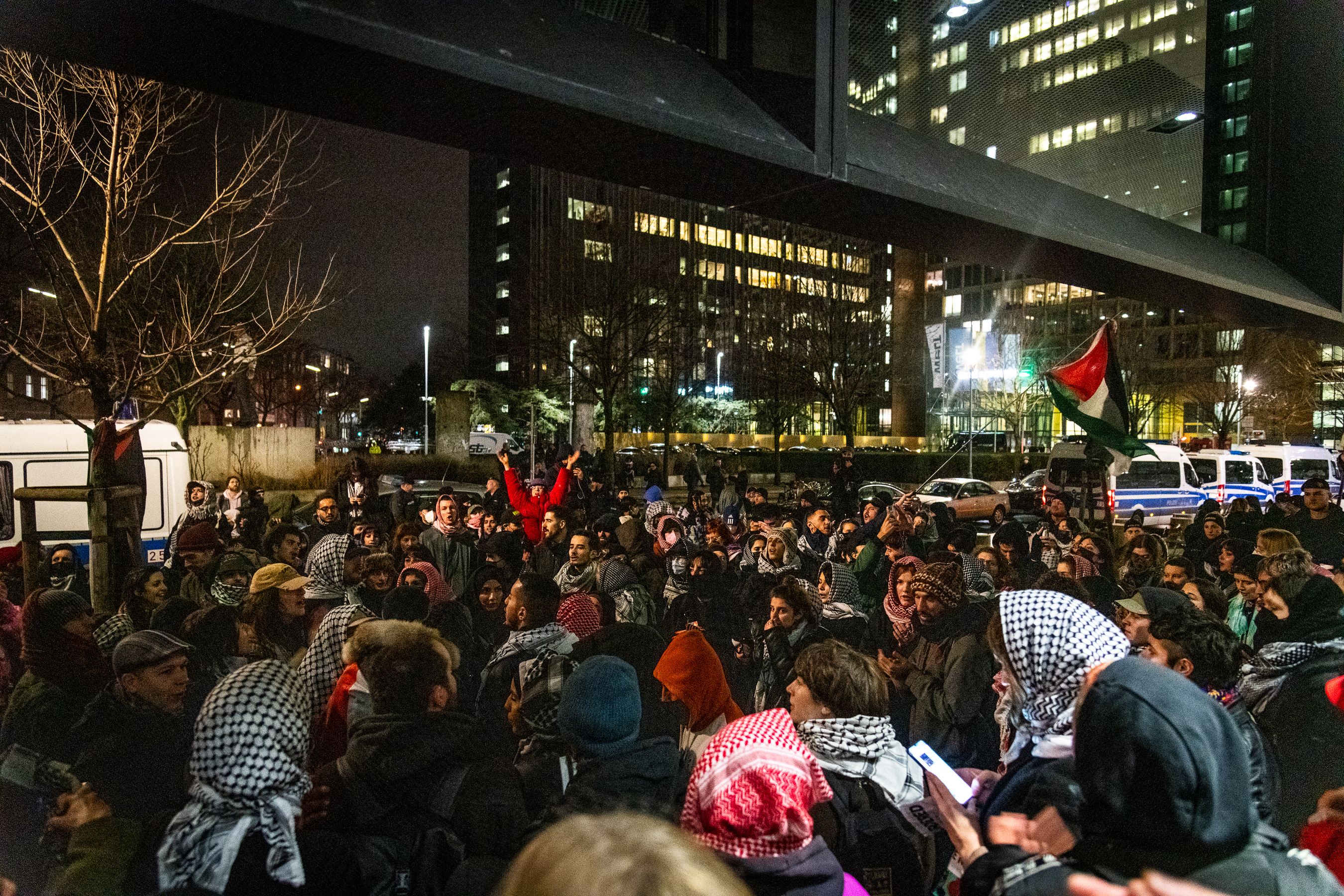 Berlin-Mitte: Palästina-Demo vor Springer-Hochhaus – Festnahmen