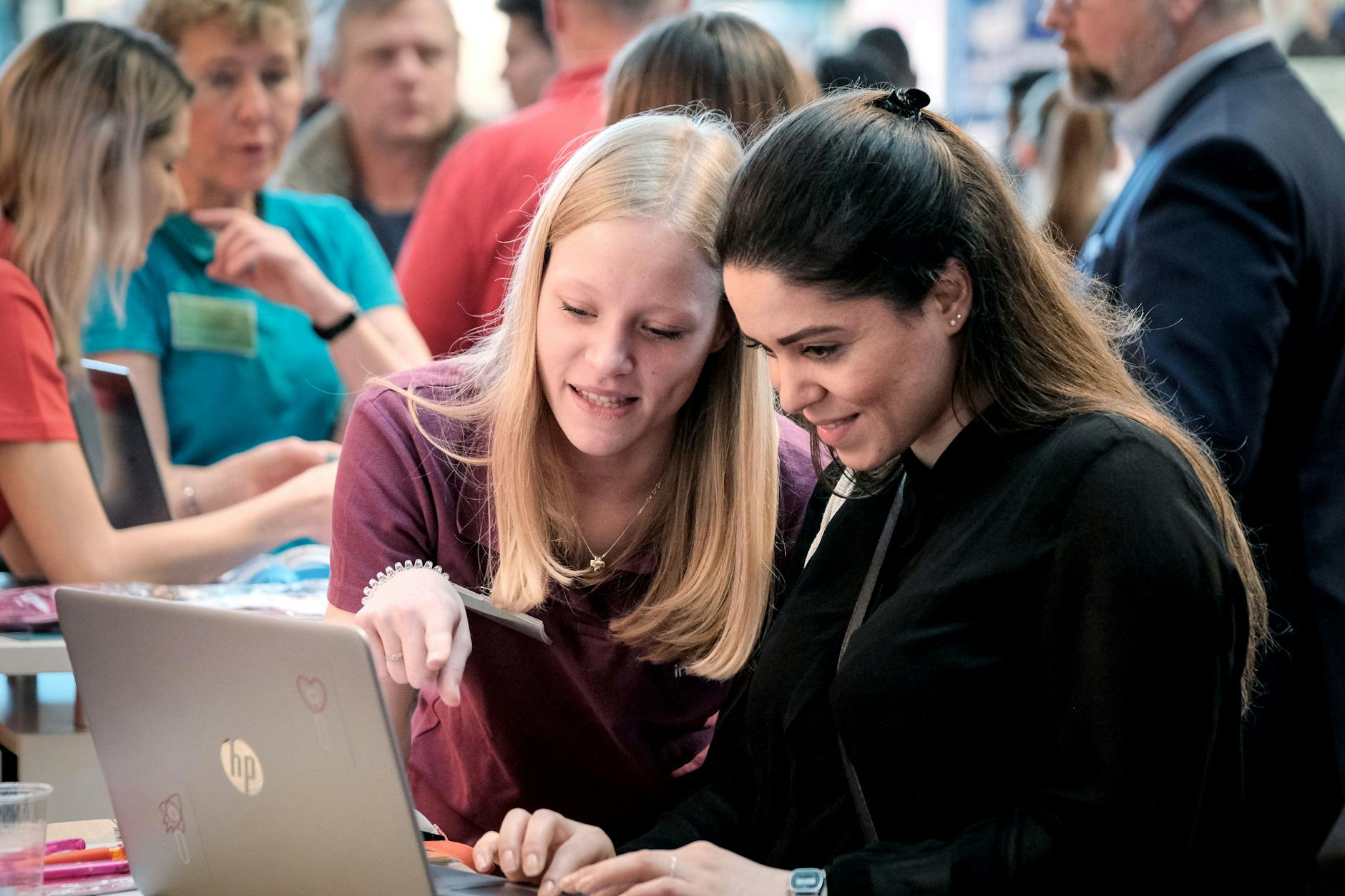 Jugendliche bei der Schülermesse Stuzubi 