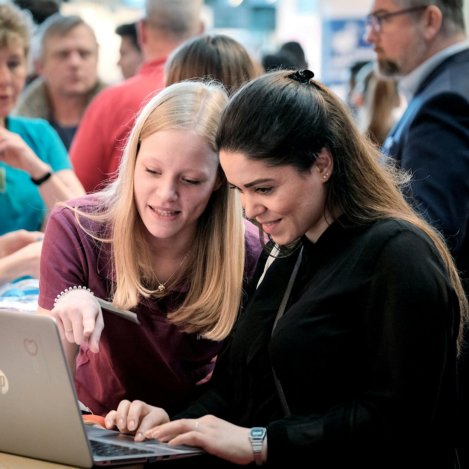 Stuzubi-Messe in Berlin – Julia Stark im Interview: „Die junge Generation weiß, dass sich der Arbeitsmarkt gewandelt hat“
