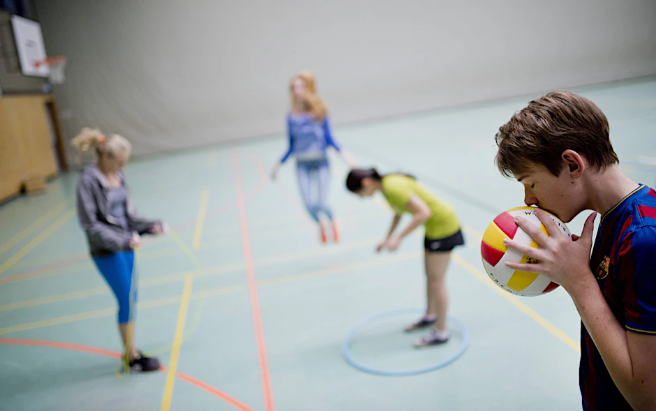 Bitte, bitte, lass mich den Korb treffen: Nicht jeder Schüler und jede Schülerin hat die gleichen Voraussetzungen beim Schulsport.