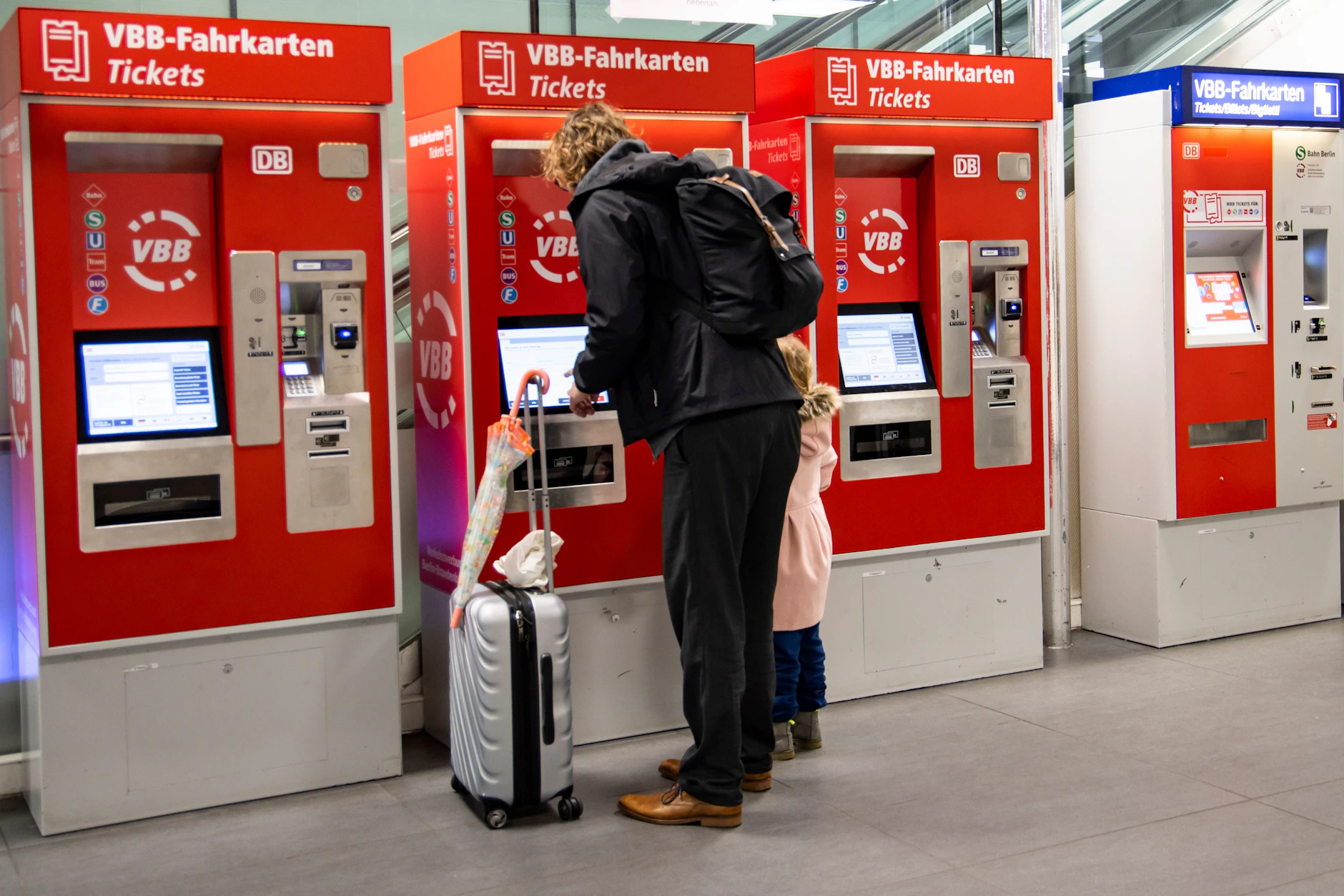 Die Qual der Wahl: Fahrscheinautomaten im Bahnhof Friedrichstraße