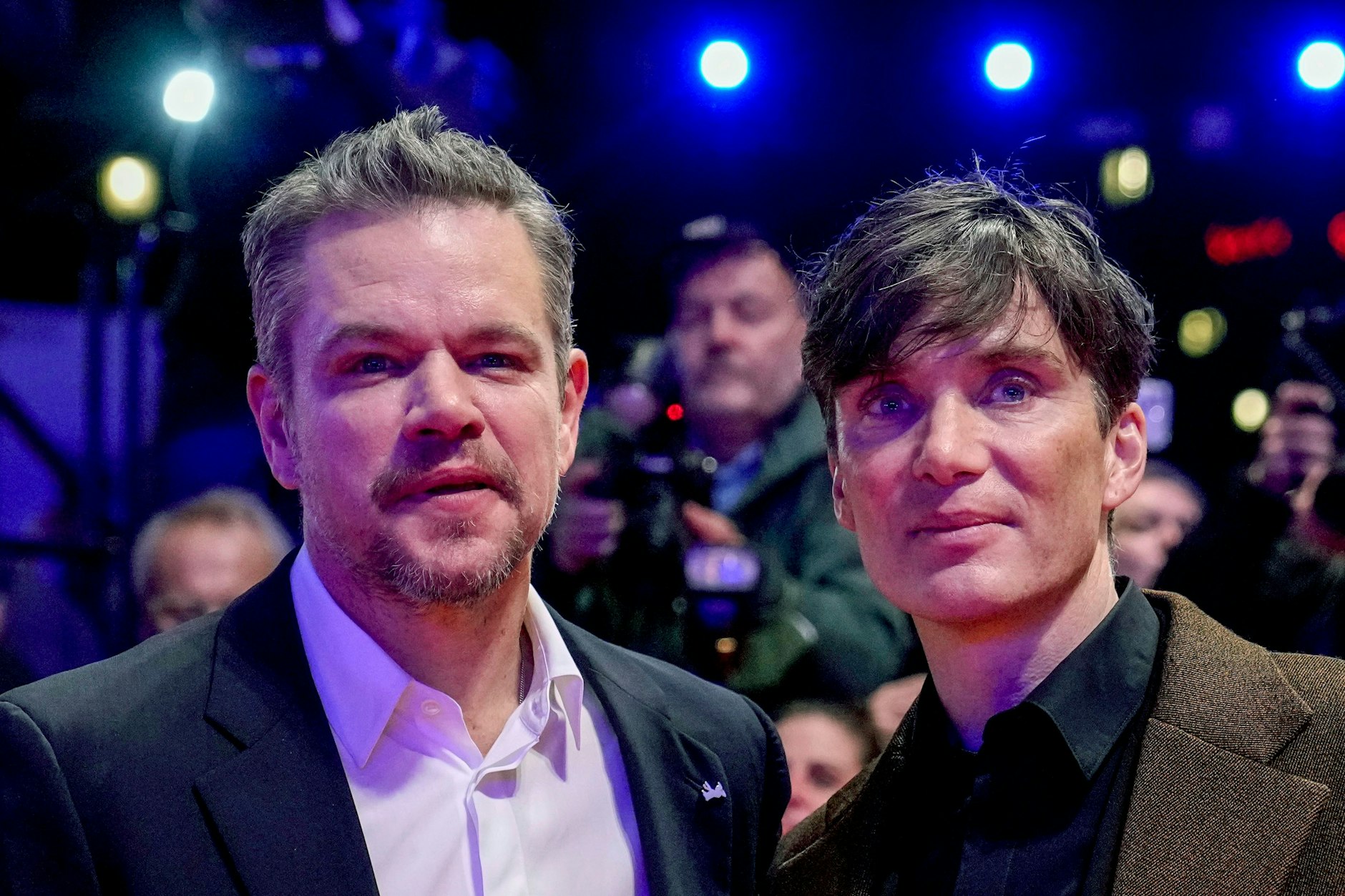 Hollywood-Glanz in Berlin: Die Schauspieler und Produzenten Cillian Murphy (r.) und Matt Damon kommen zur Eröffnung der Berlinale in den Berlinale-Palast.