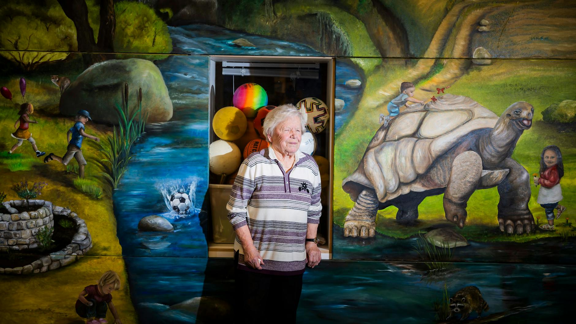 Vera May, Kinderclub-Mitarbeiterin, steht im Kinderclubhaus „Zwicke“ in Berlin-Neukölln. 