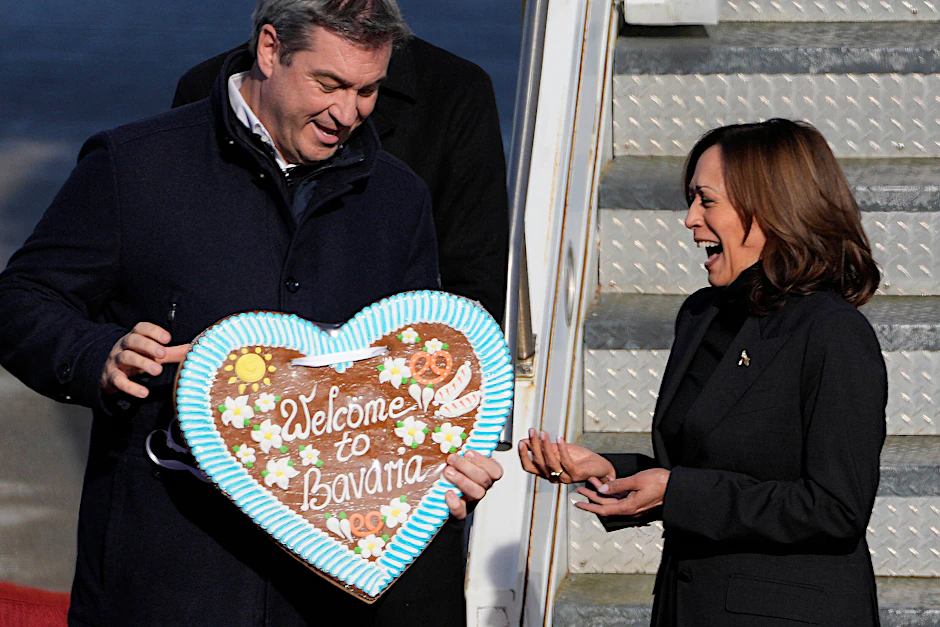 Bayerns Ministerpräsident Markus Söder begrüßt die amerikanische Vizepräsidentin Kamala Harris mit einem Lebkuchenherz am Münchner Flughafen.