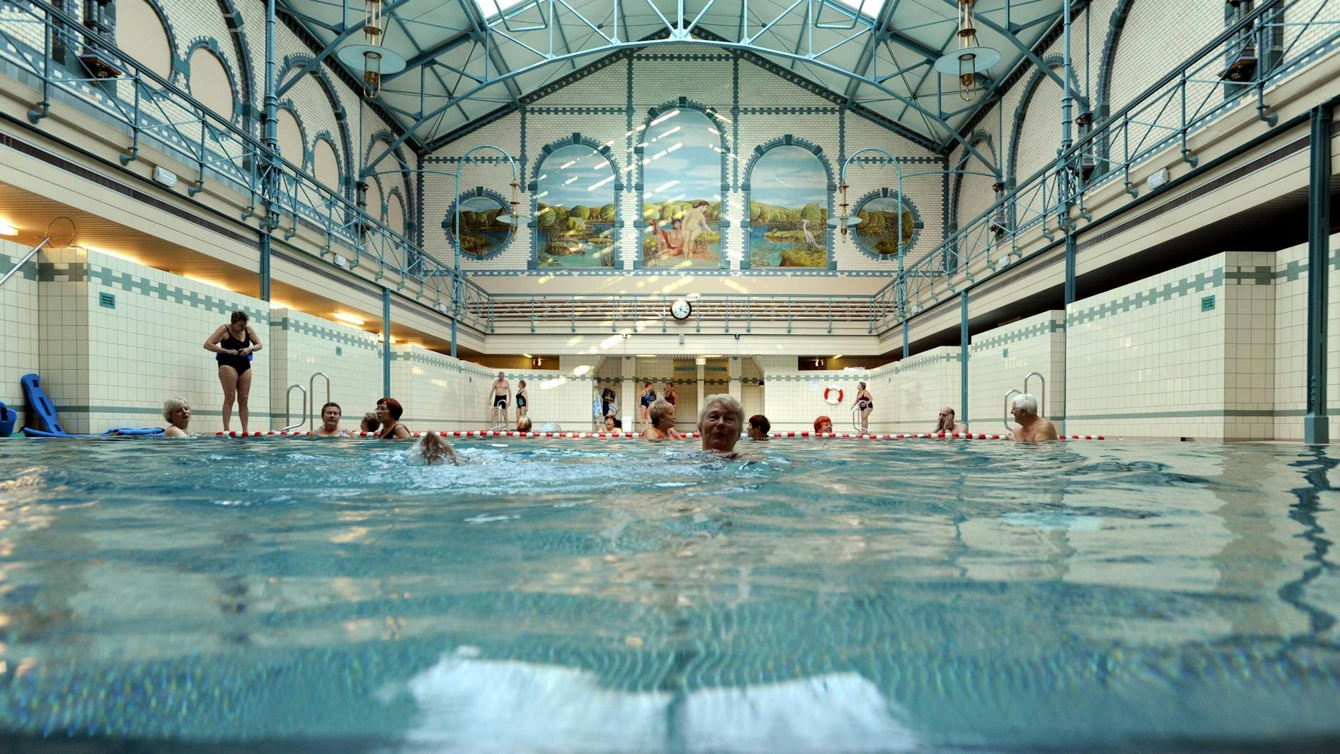 Stadtbad Berlin-Charlottenburg: Die Bäder-Betriebe sprechen von einer Erneuerung der Halle, doch das Geld fehlt. Seit Jahren tut sich nichts.