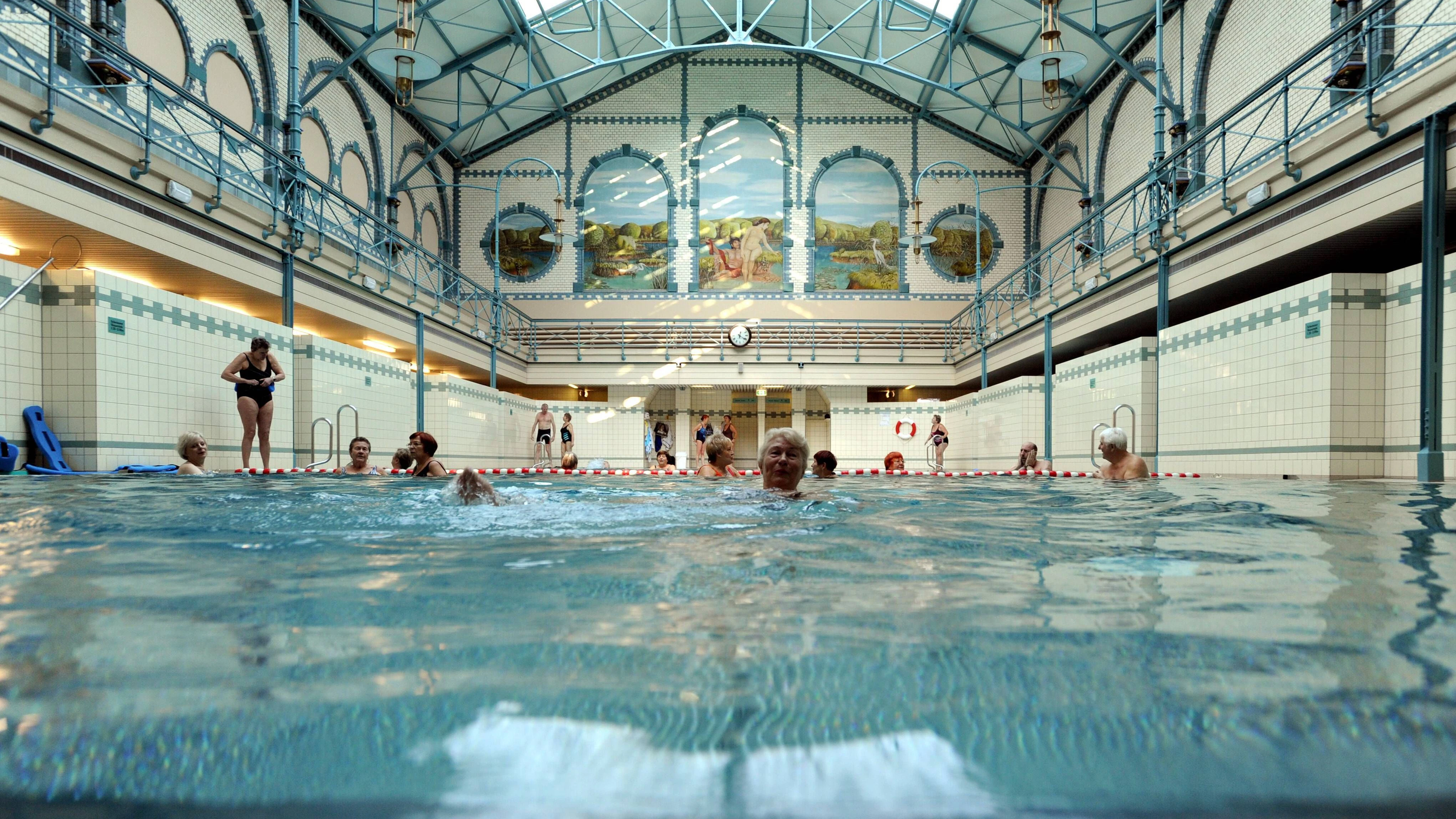 Senioren schwimmen im Stadtbad Berlin-Charlottenburg.