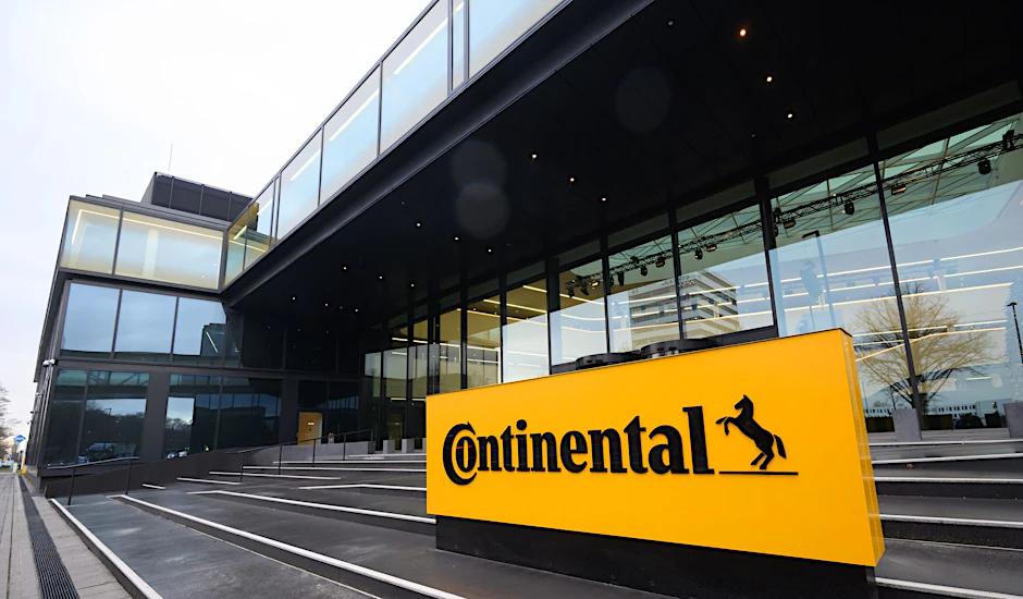 ARCHIV - Stellenabbau bei Continental: Weltweit sollen rund 7150 Stellen gestrichen werden.  
