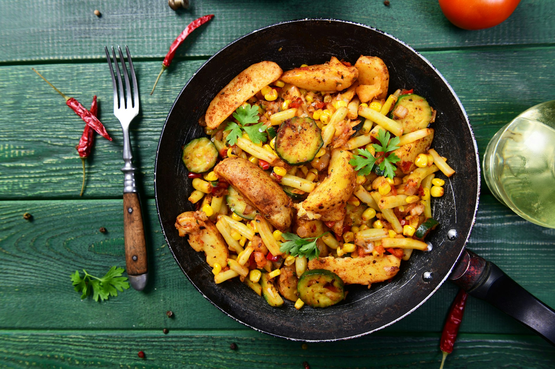 Rezept für deftige Kartoffelpfanne mit Bohnen und Mais. Es kann beliebig weiteres Gemüse ergänzt werden, wie Zucchini oder Paprika.
