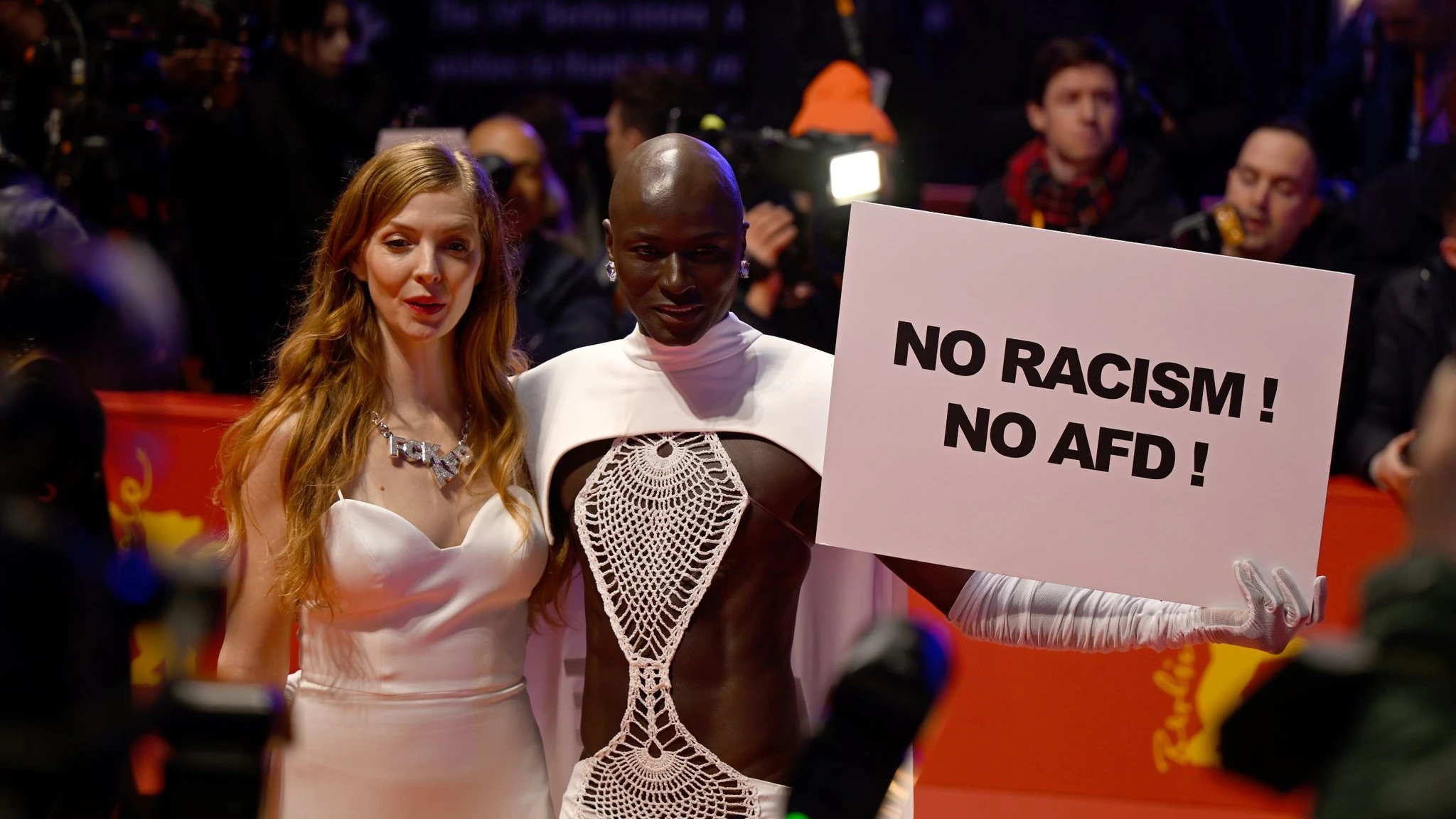 Die Schauspielerin Pheline Roggan (l.) und Papis Loveday setzten bei der 74. Berlinale ein Zeichen gegen Rechtsextremismus.&nbsp;