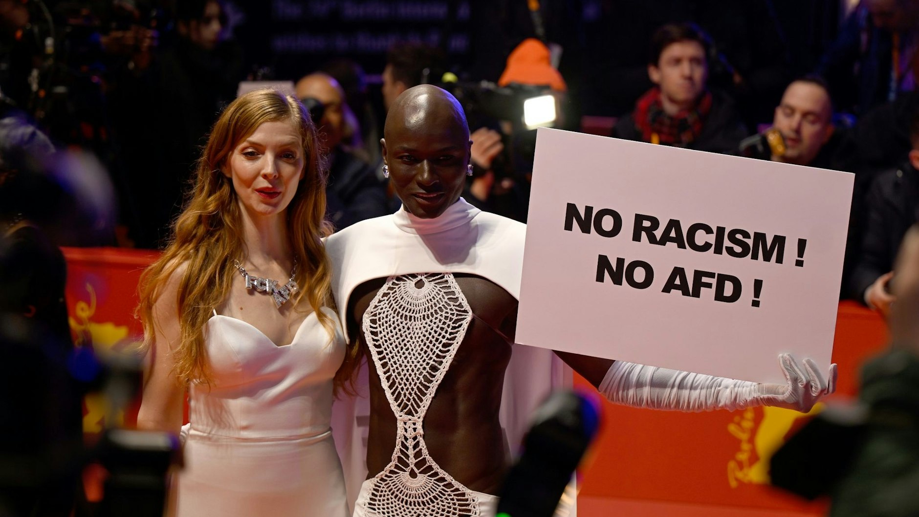 Die Schauspielerin Pheline Roggan (l.) und Papis Loveday setzten bei der 74. Berlinale ein Zeichen gegen Rechtsextremismus.&nbsp;