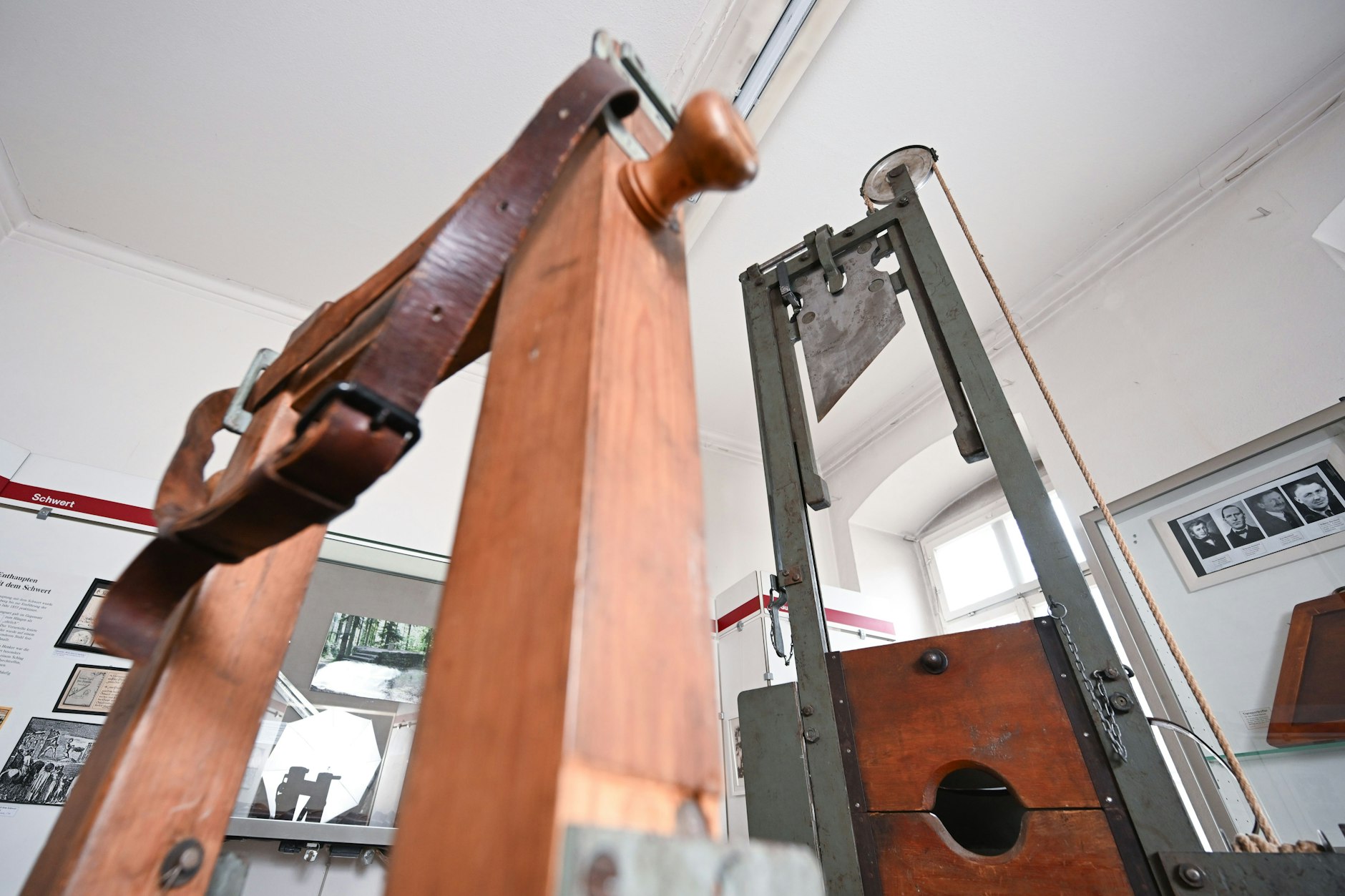 Eine Guillotine steht im Strafvollzugsmuseum. Eine der letzten Hinrichtungen mit dieser Guillotine fand am 18. Februar 1949 im Hof des Gefängnisses in Tübingen statt.