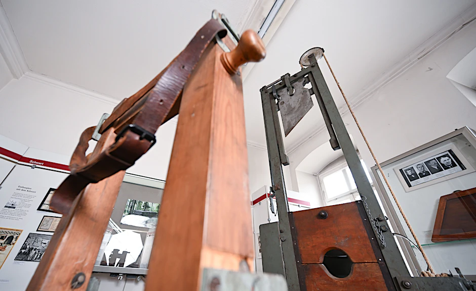 Eine Guillotine steht im Strafvollzugsmuseum. Eine der letzten Hinrichtungen mit dieser Guillotine fand am 18. Februar 1949 im Hof des Gefängnisses in Tübingen statt. 