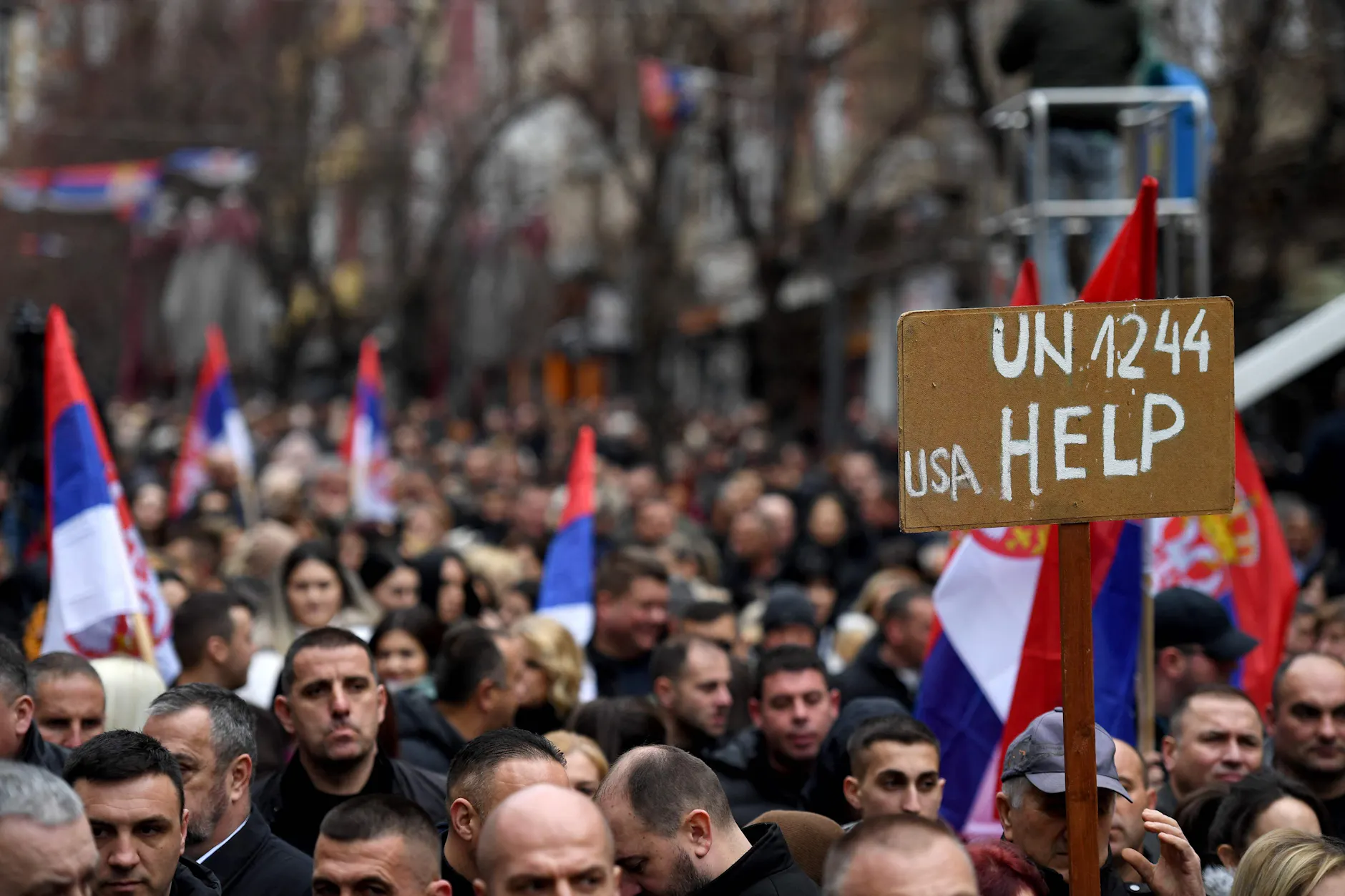 Serben im Kosovo demonstrieren am Montag in Mitrovica gegen die Abschaffung des Dinar und rufen die USA zu Hilfe.