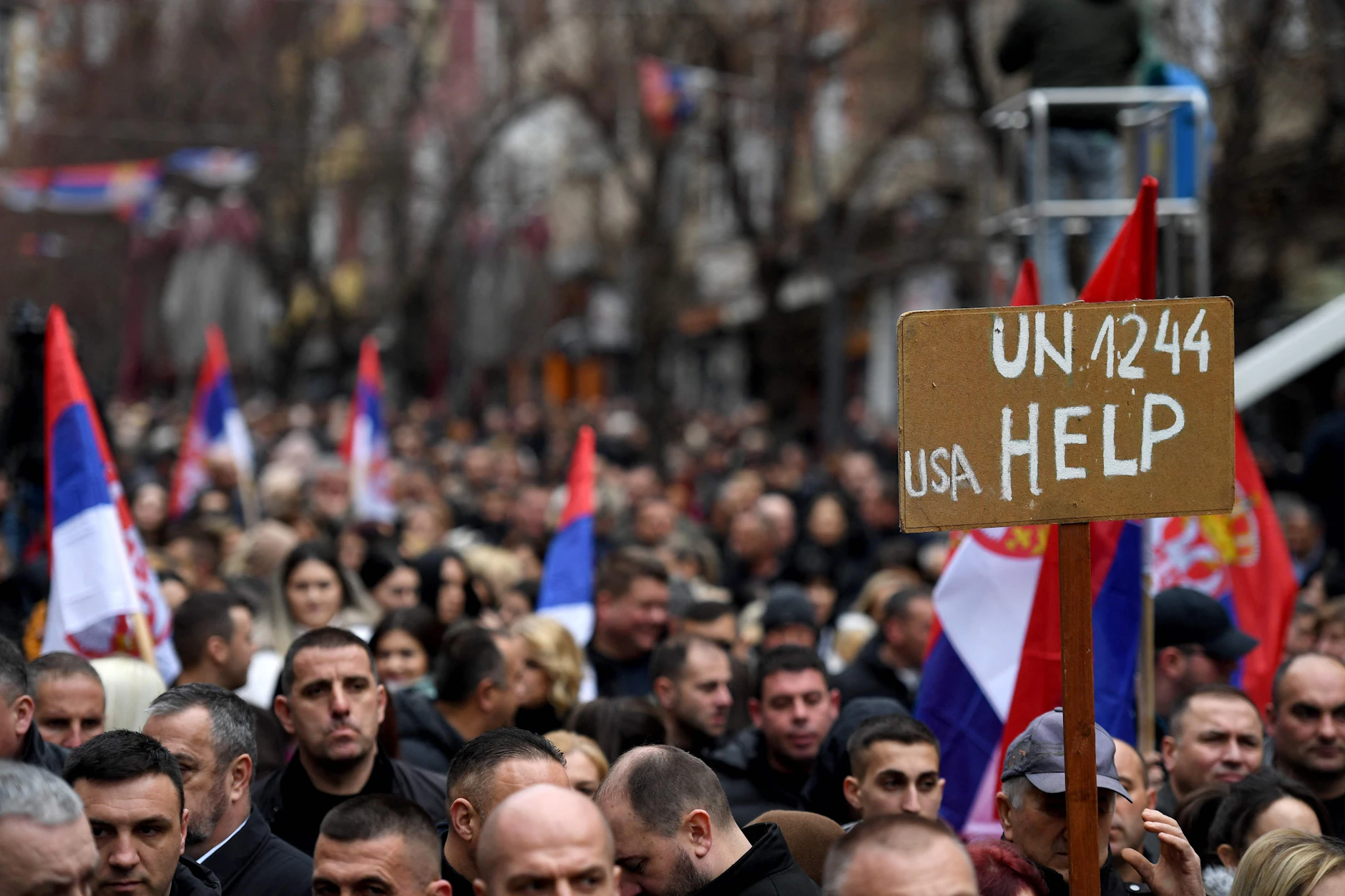 Serben im Kosovo demonstrieren am Montag in Mitrovica gegen die Abschaffung des Dinar und rufen die USA zu Hilfe.