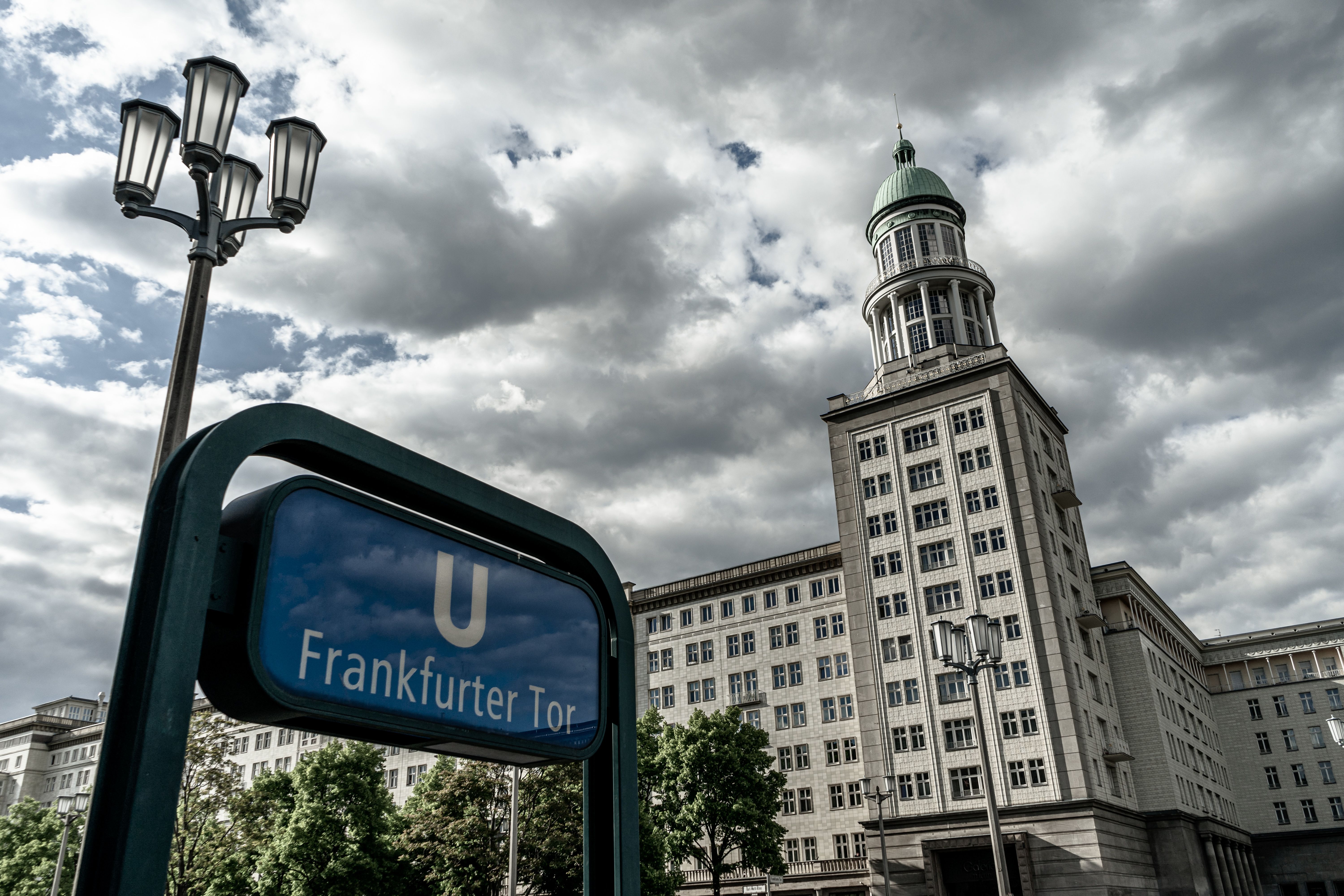 Berlin-Friedrichshain: Fahrgäste prügeln sich mit Polizei und BVG-Mitarbeitern