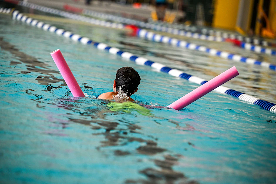 Ein Schüler nimmt an einem Schwimmkurs teil. Diese Kurse werden ab 1. März teurer.