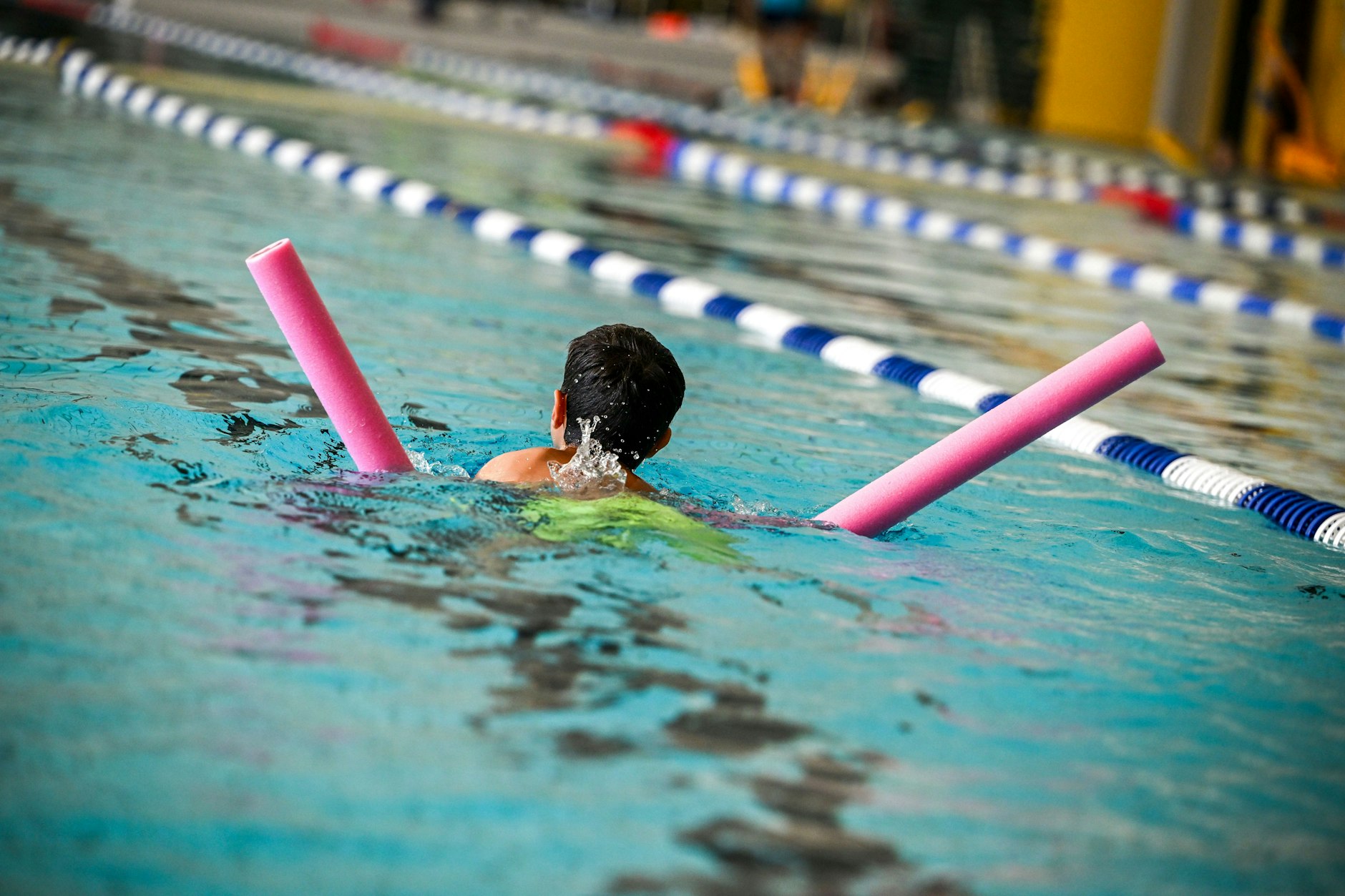 Ein Schüler nimmt an einem Schwimmkurs teil. Diese Kurse werden ab 1. März teurer.
