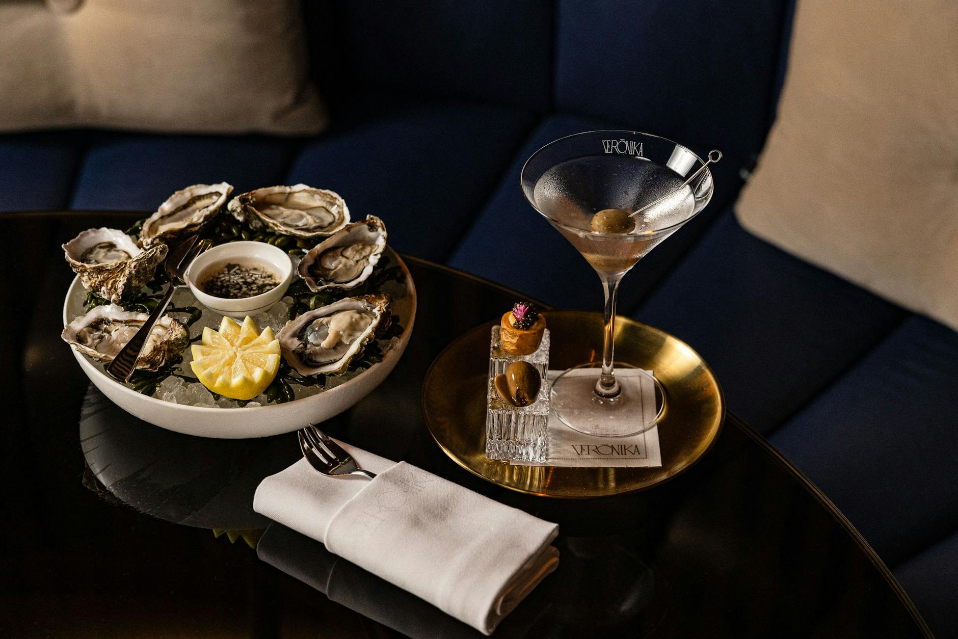 Es ist angerichtet: Mini-Martini und Austern bringen Manhattan-Vibes nach Mitte.