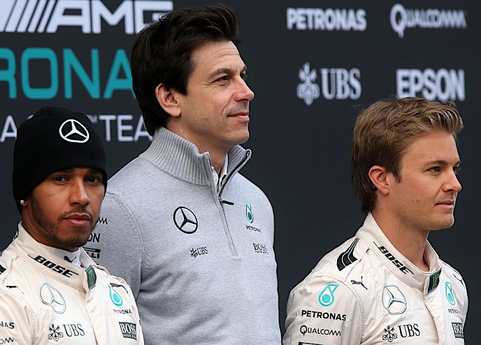 ARCHIV - Der deutsche Formel-1-Pilot Nico Rosberg (R) und der britische Formel-1-Pilot Lewis Hamilton (L) vom Mercedes AMG Petronas Team sowie der österreichische Mercedes-Motorsportchef Toto Wolff.  