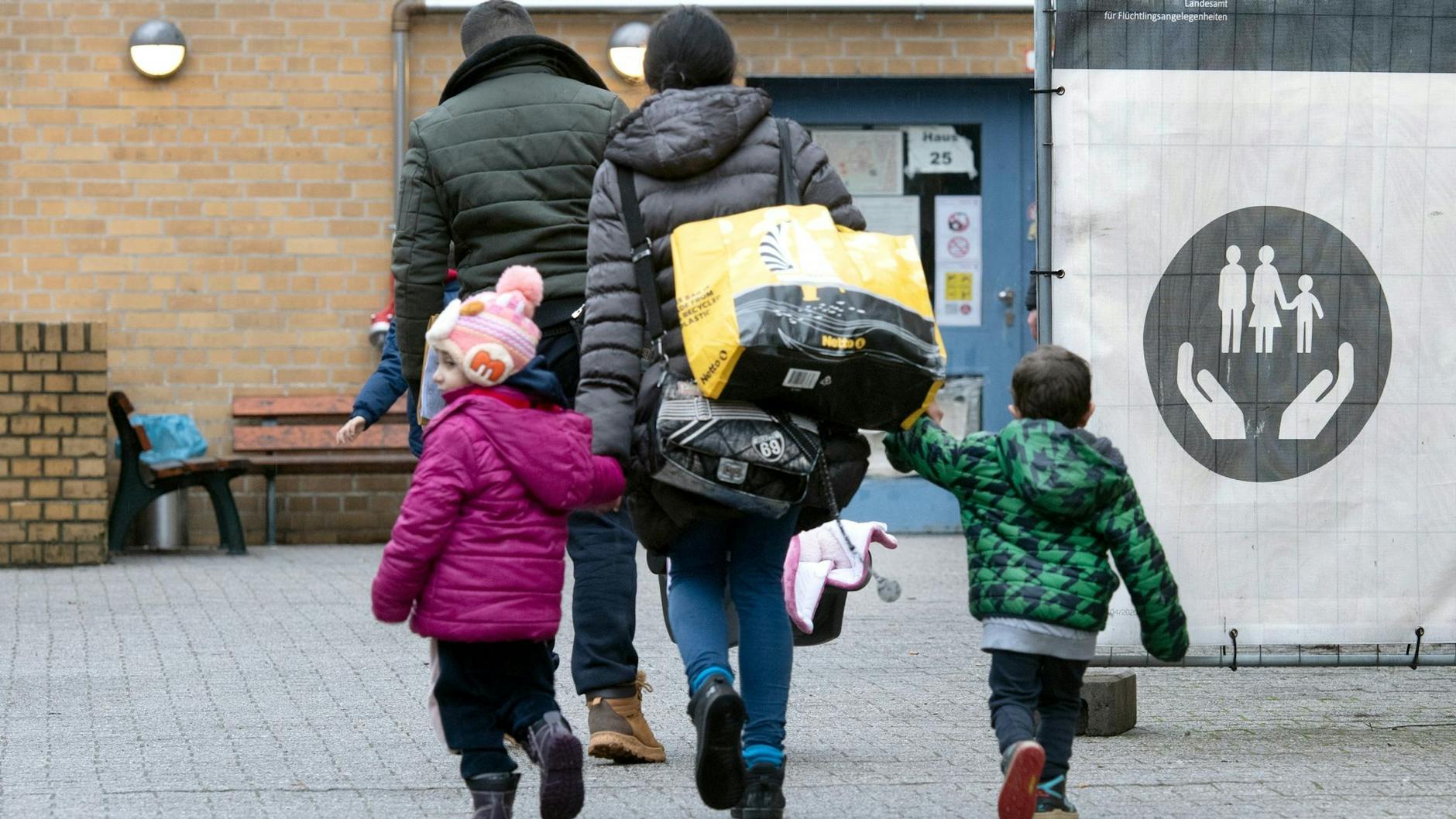 Eine geflüchtete Familie in einer Erstaufnahmeeinrichtung.