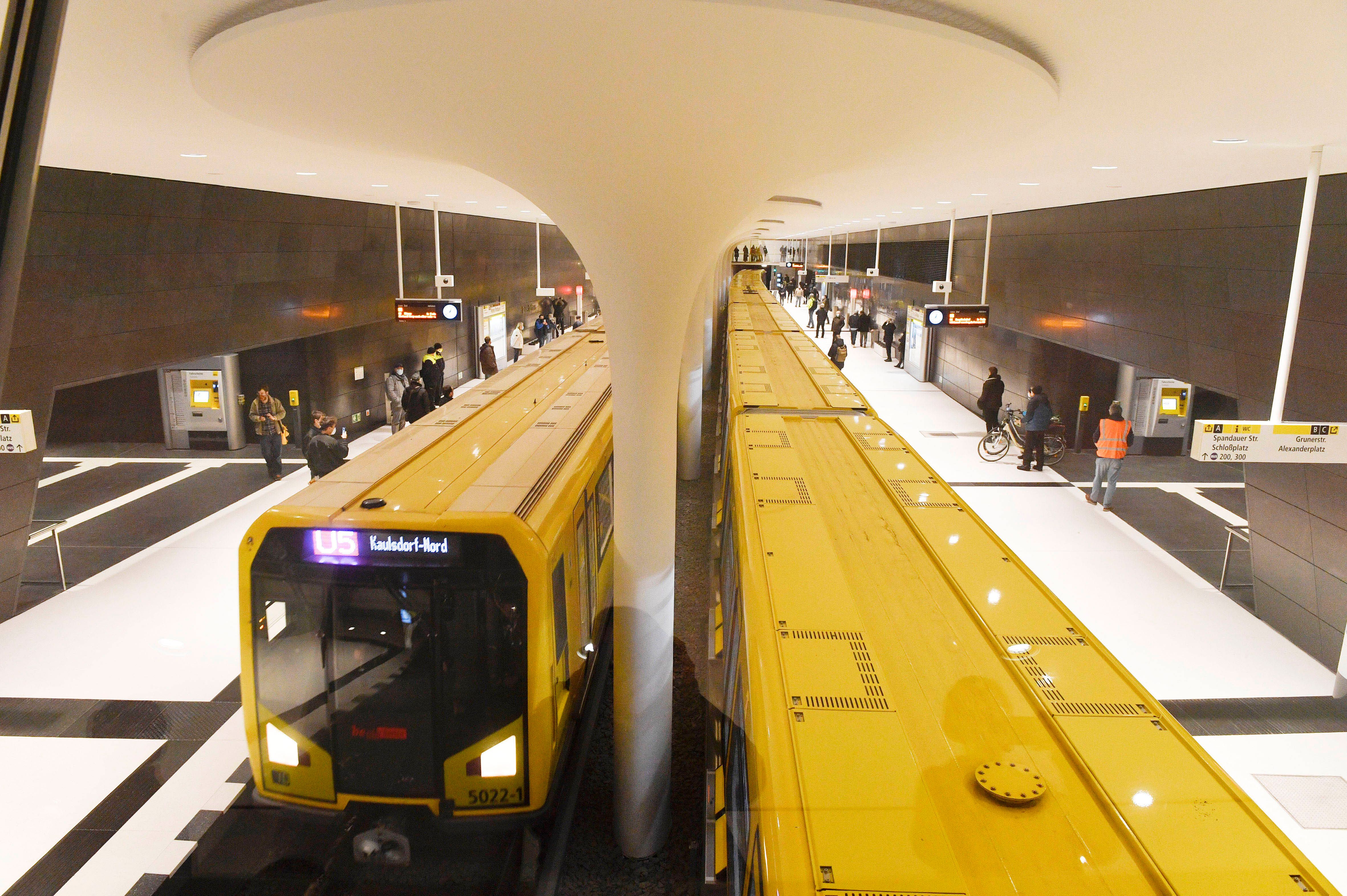 U-Bahnhof Unter den Linden: BVG erneuert Boden, Züge der U5 und U6 fahren durch