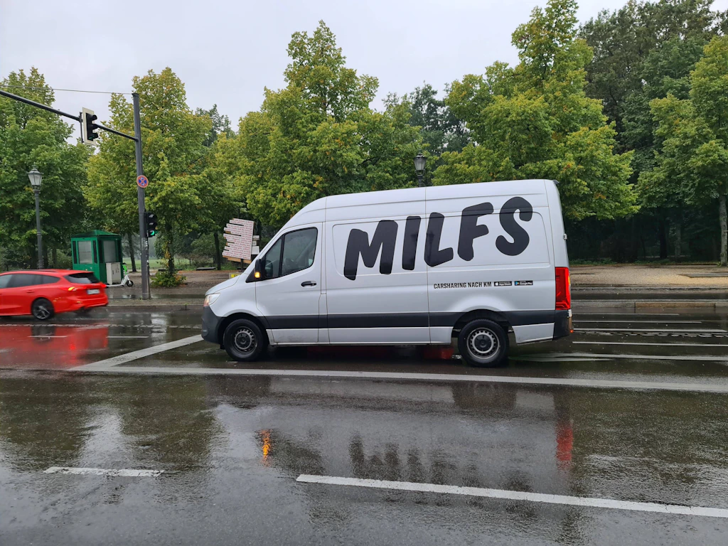 Sexy Mütter statt günstiger Mietwagen: Miles beklagt Vandalismus in Berlin