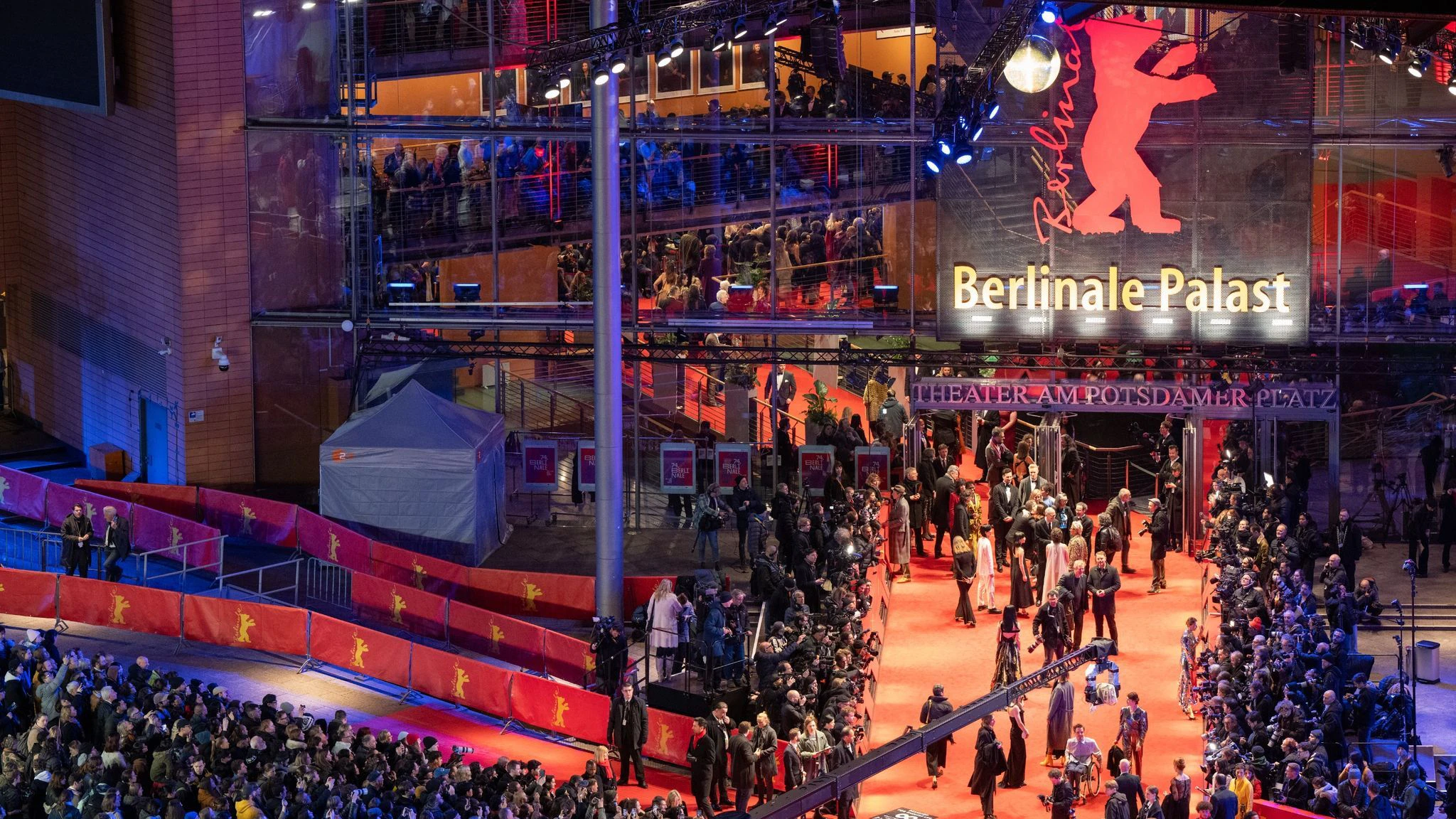 Dichtes Gedränge während der Eröffnung der 74. Berlinale auf dem roten Teppich vor dem Berlinale-Palast.