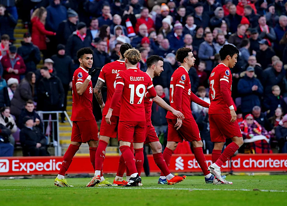 Luis Diaz (l) vom FC Liverpool feiert zusammen mit seinen Mannschaftskameraden sein Tor zum 2:1.  